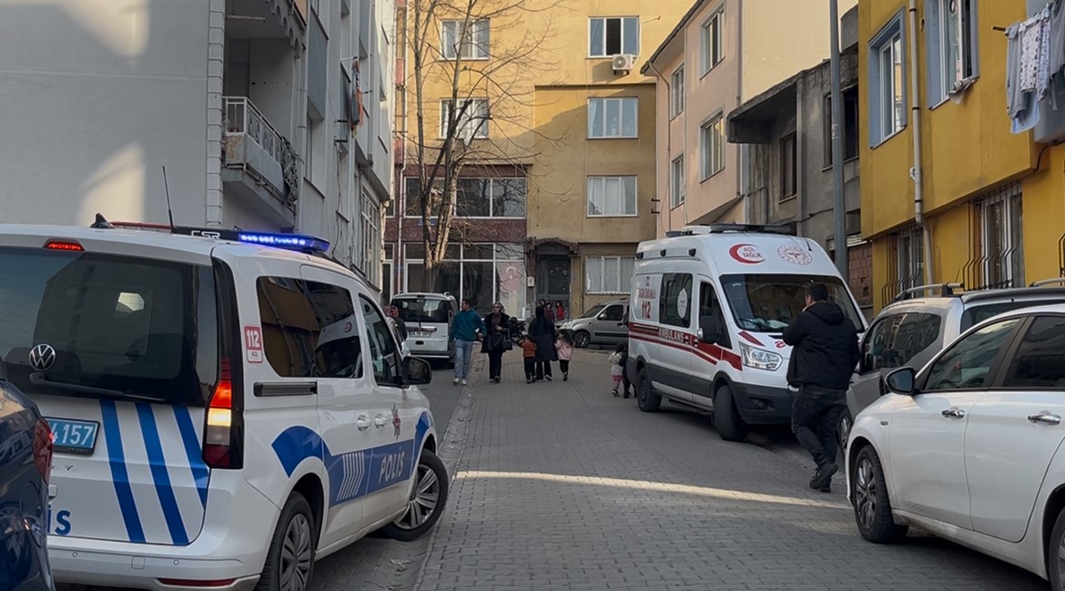 Evin Odasında Biriktirdiği Eski Giysiler Arasında Ölü Bulundu (3)