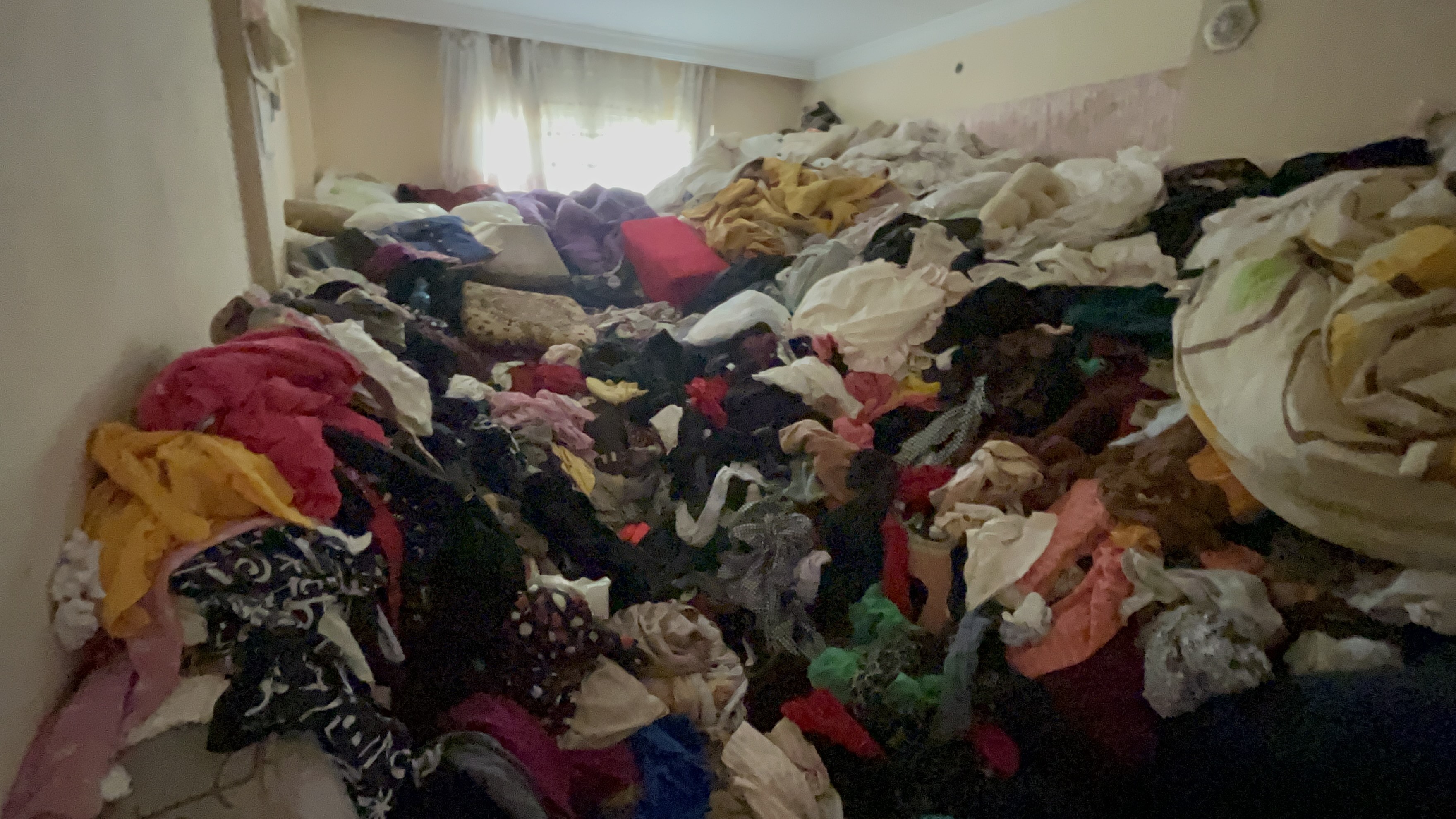 Evin Odasında Biriktirdiği Eski Giysiler Arasında Ölü Bulundu (5)