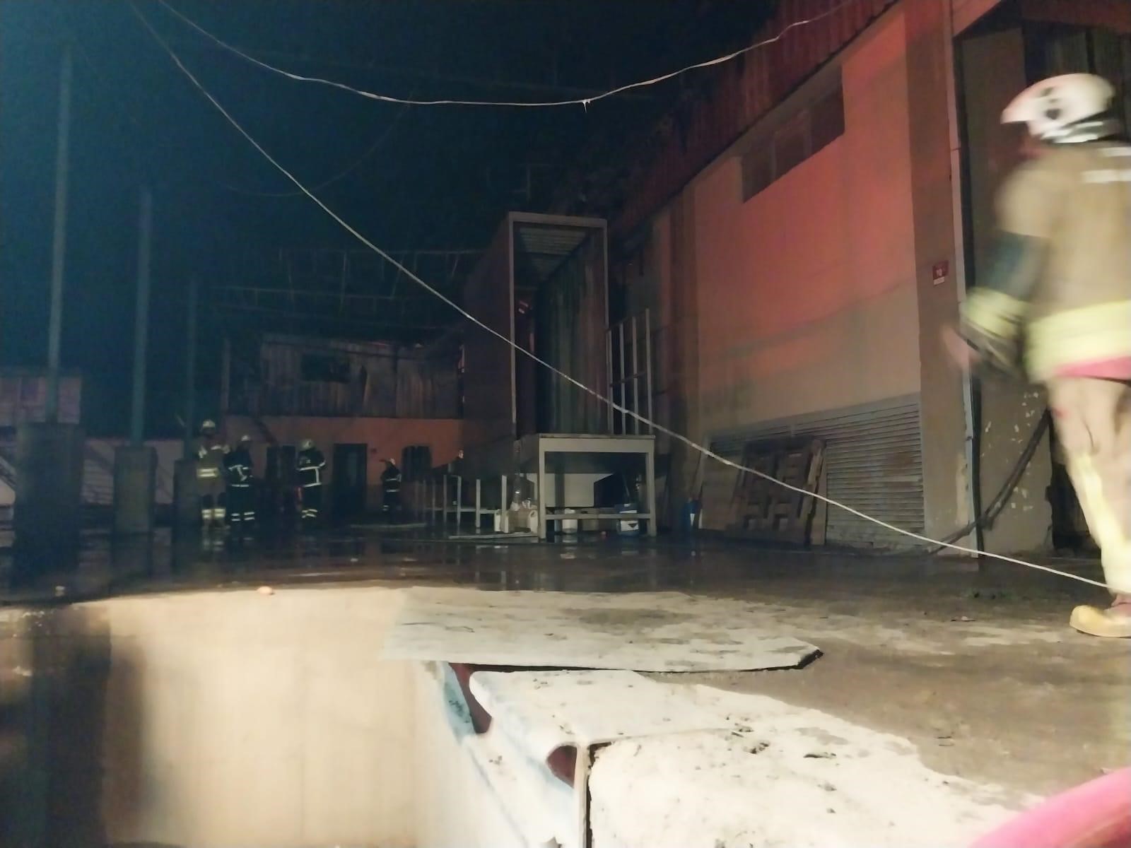Fabrika Yangını Can Aldı 1 Işçi Hayatını Kaybetti, 60 Işçi Tahliye Edildi (2)