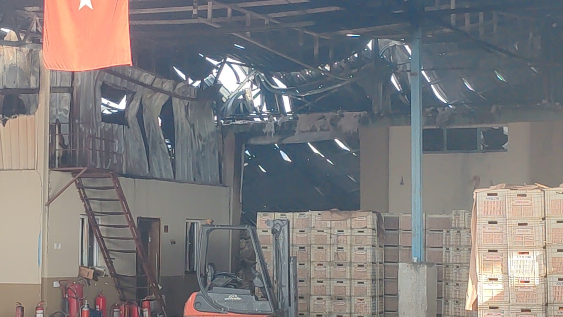 Fabrika Yangınında Kahreden Detay! Yangını Fark Edip Herkesi Uyandırdı, Kendisi Kurtulamadı (3)