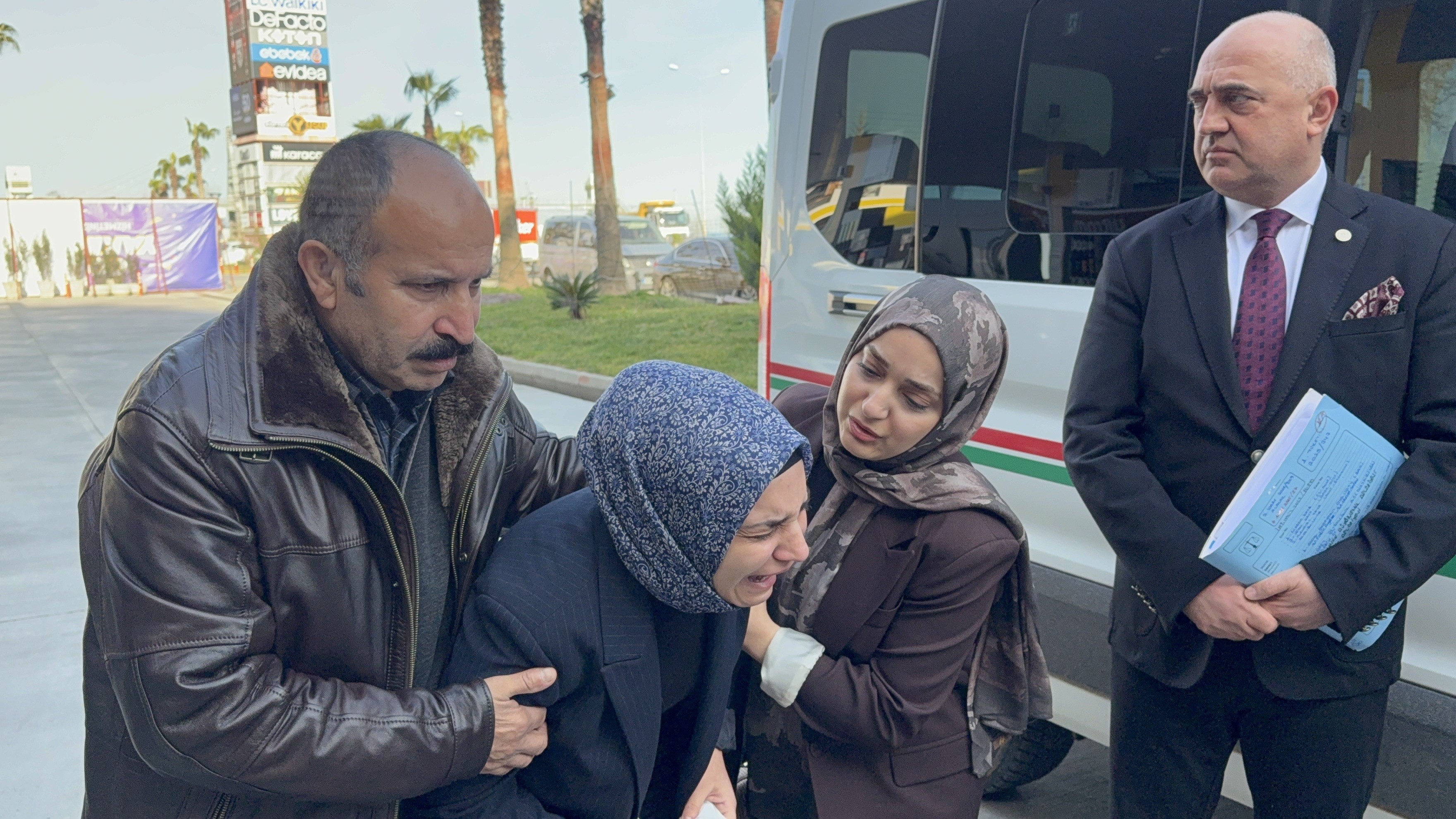 Facianın Keşfinde Yürek Yakan Anlar Eşi Ve Iki Kızını Kaybeden Anne Ilk Kez Olay Yerinde (8)