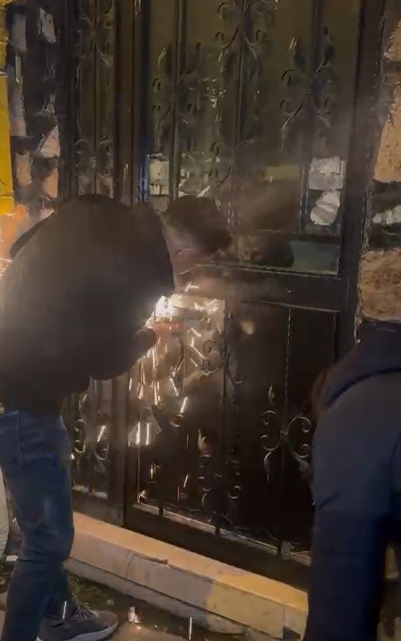 Film Gibi Kumar Baskını Polis Kapıyı Kesti, Şüpheliler Kumar Makinesiyle Çatıdan Kaçtı (3)