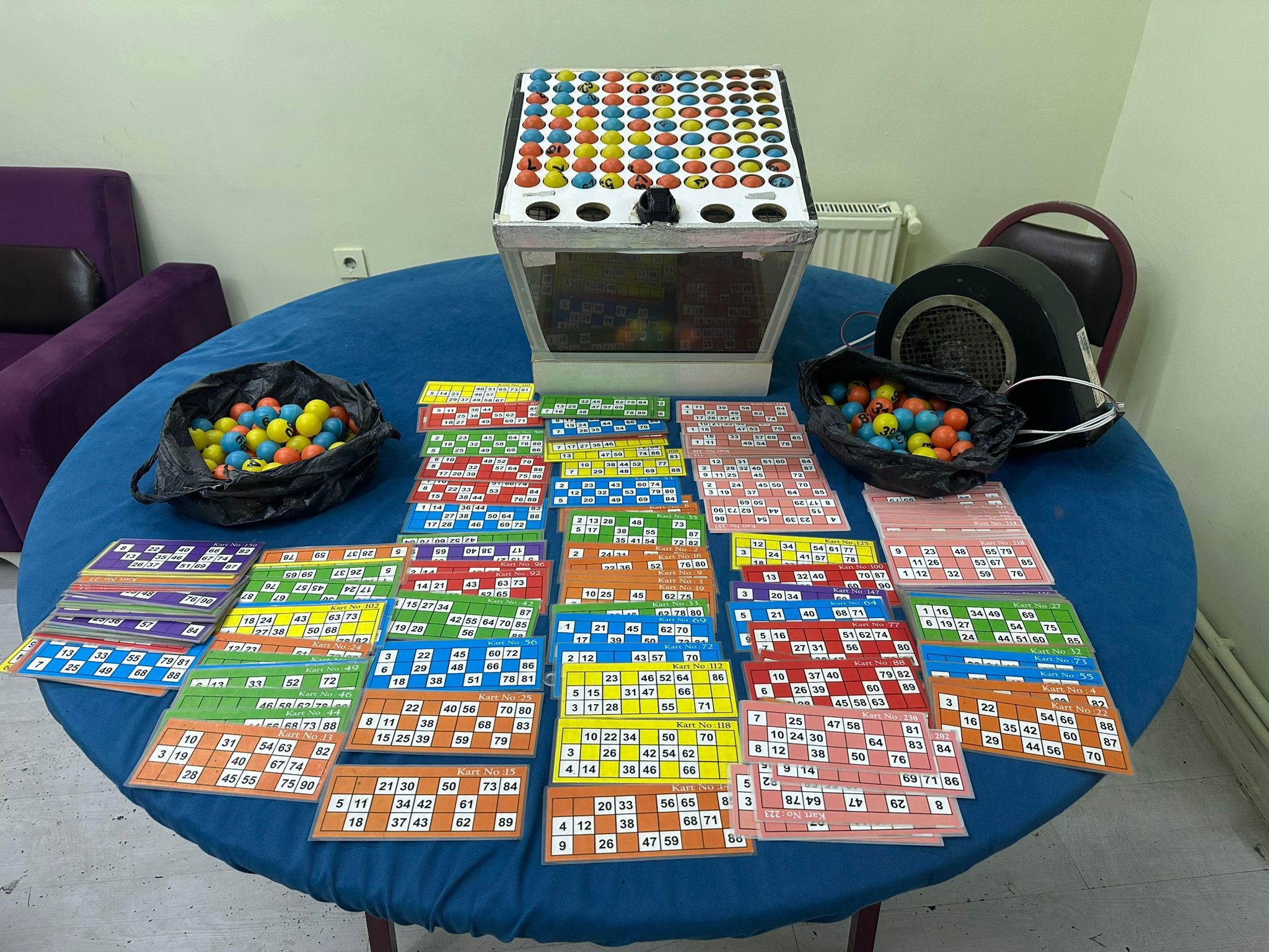 Film Gibi Kumar Baskını Polis Kapıyı Kesti, Şüpheliler Kumar Makinesiyle Çatıdan Kaçtı (5)