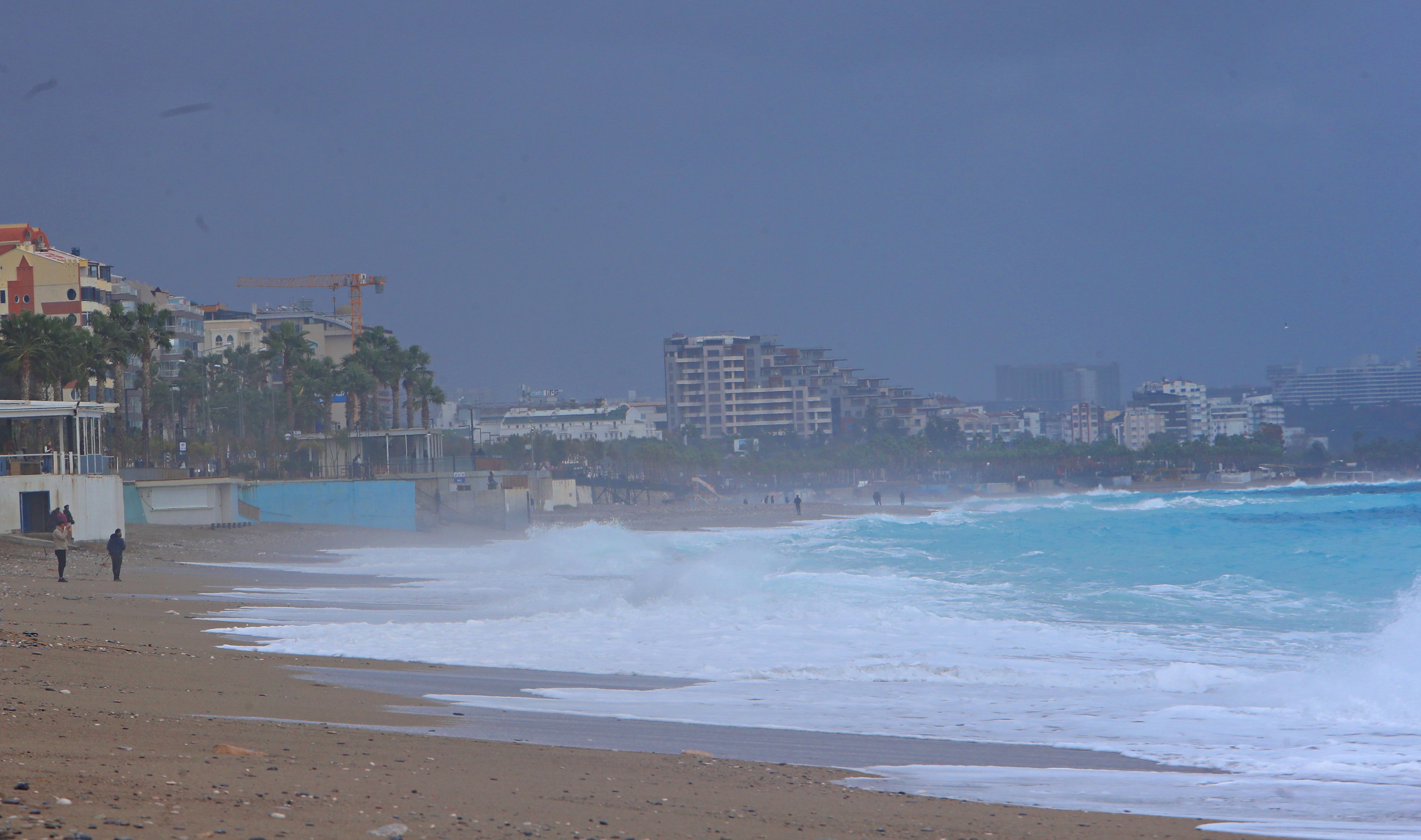 Fırtınaya Aldırmadılar Konyaaltı’nda Define Arayışı (2)