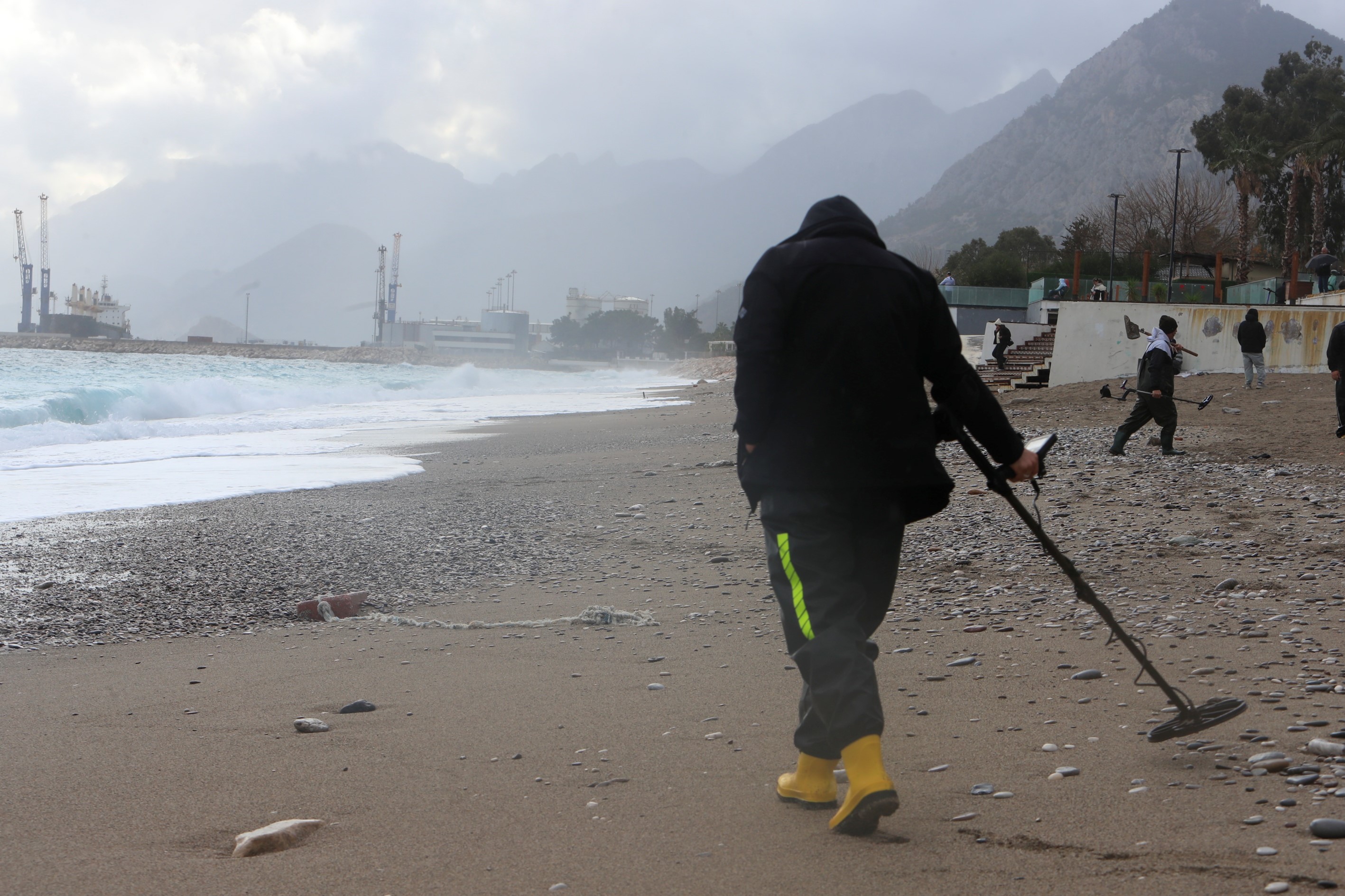 Fırtınaya Aldırmadılar Konyaaltı’nda Define Arayışı (3)