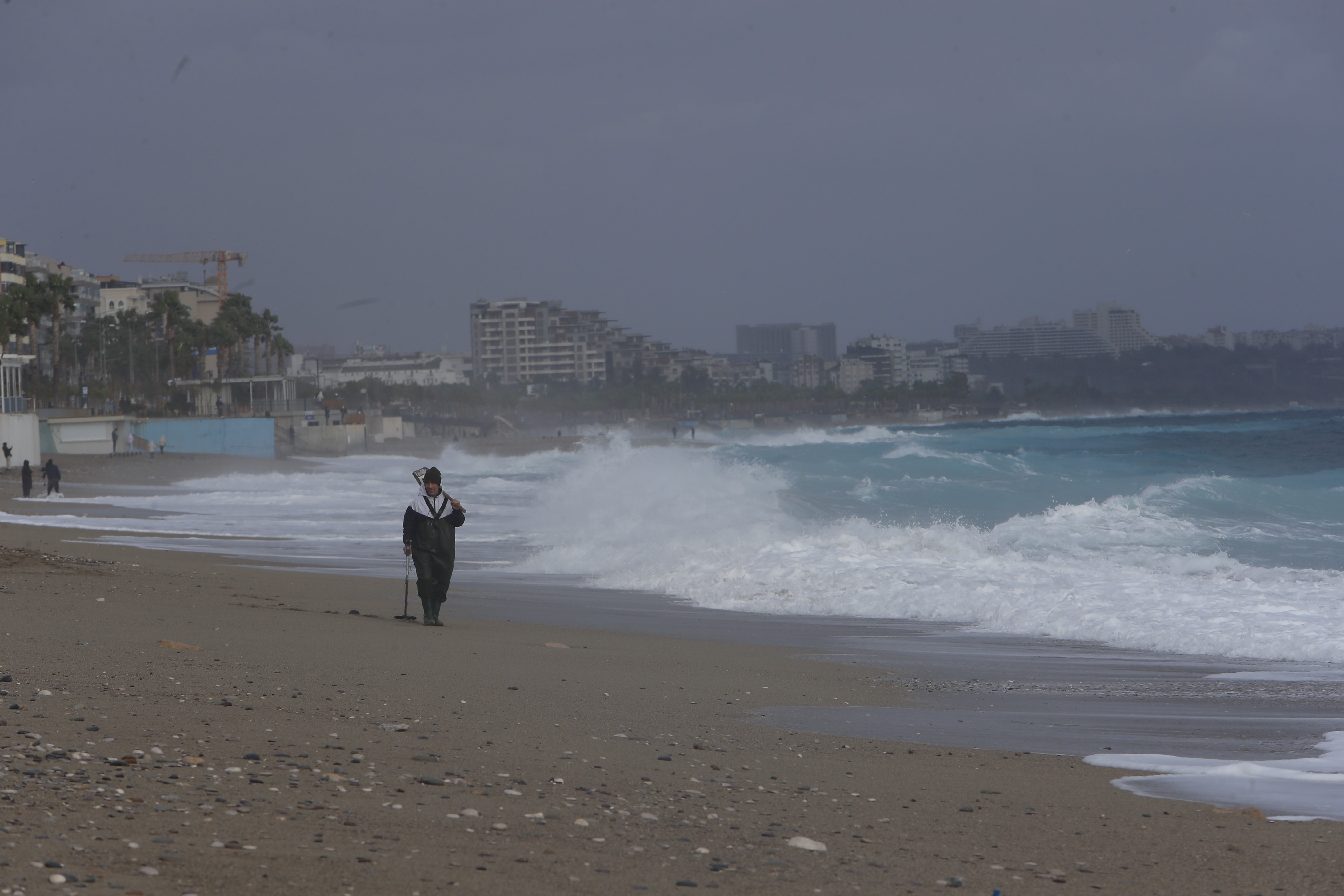 Fırtınaya Aldırmadılar Konyaaltı’nda Define Arayışı (4)