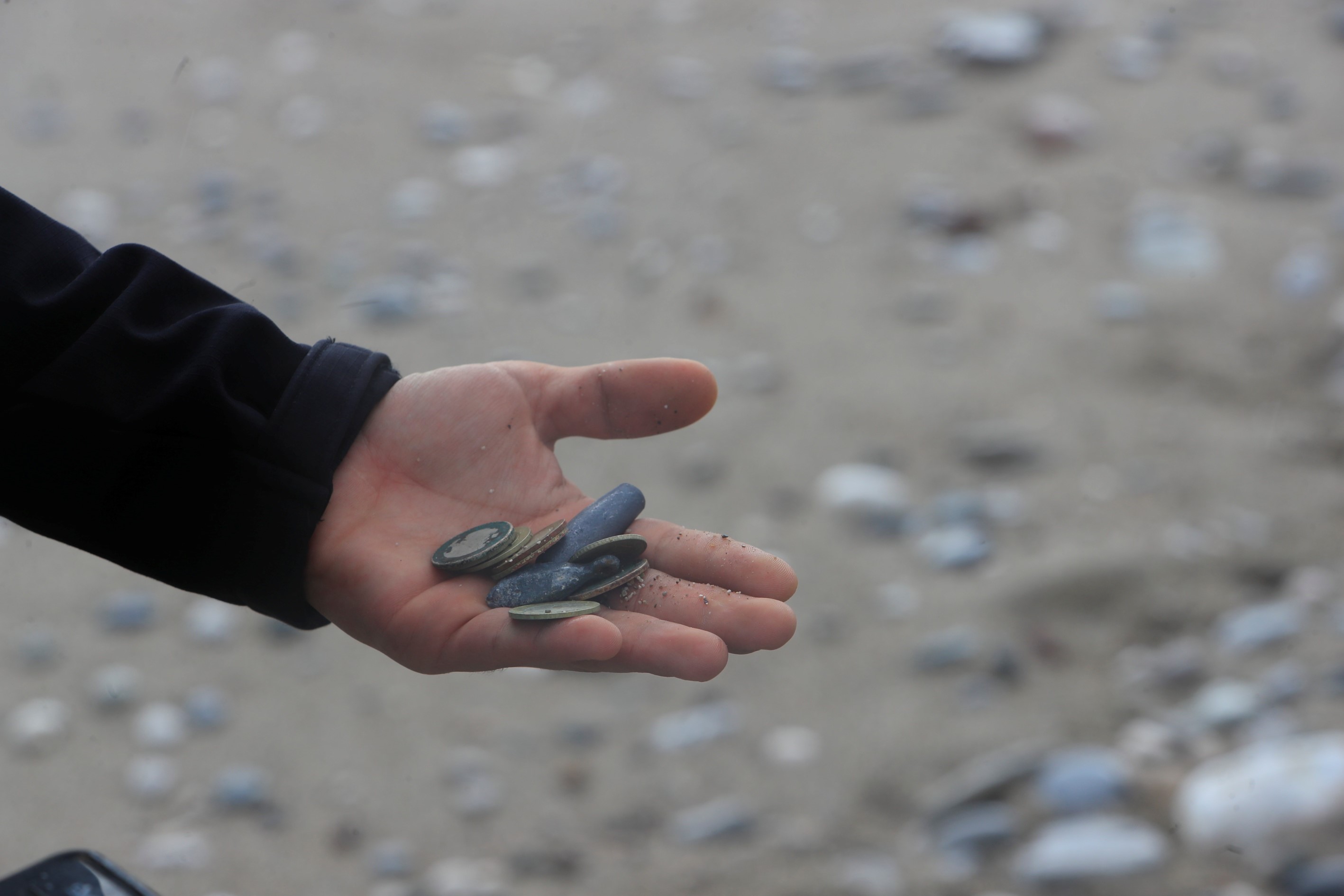 Fırtınaya Aldırmadılar Konyaaltı’nda Define Arayışı (7)