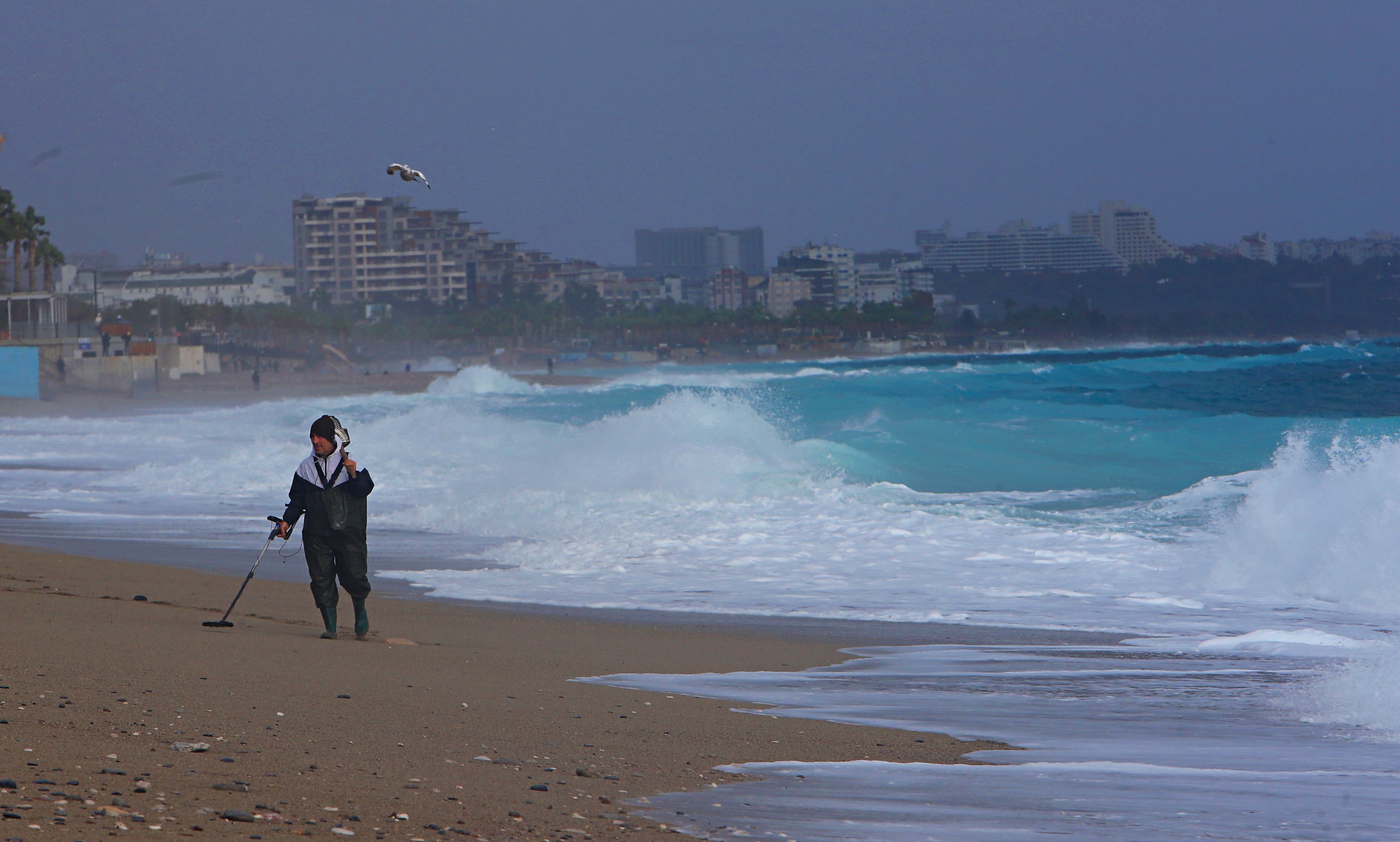 Fırtınaya Aldırmadılar Konyaaltı’nda Define Arayışı (8)