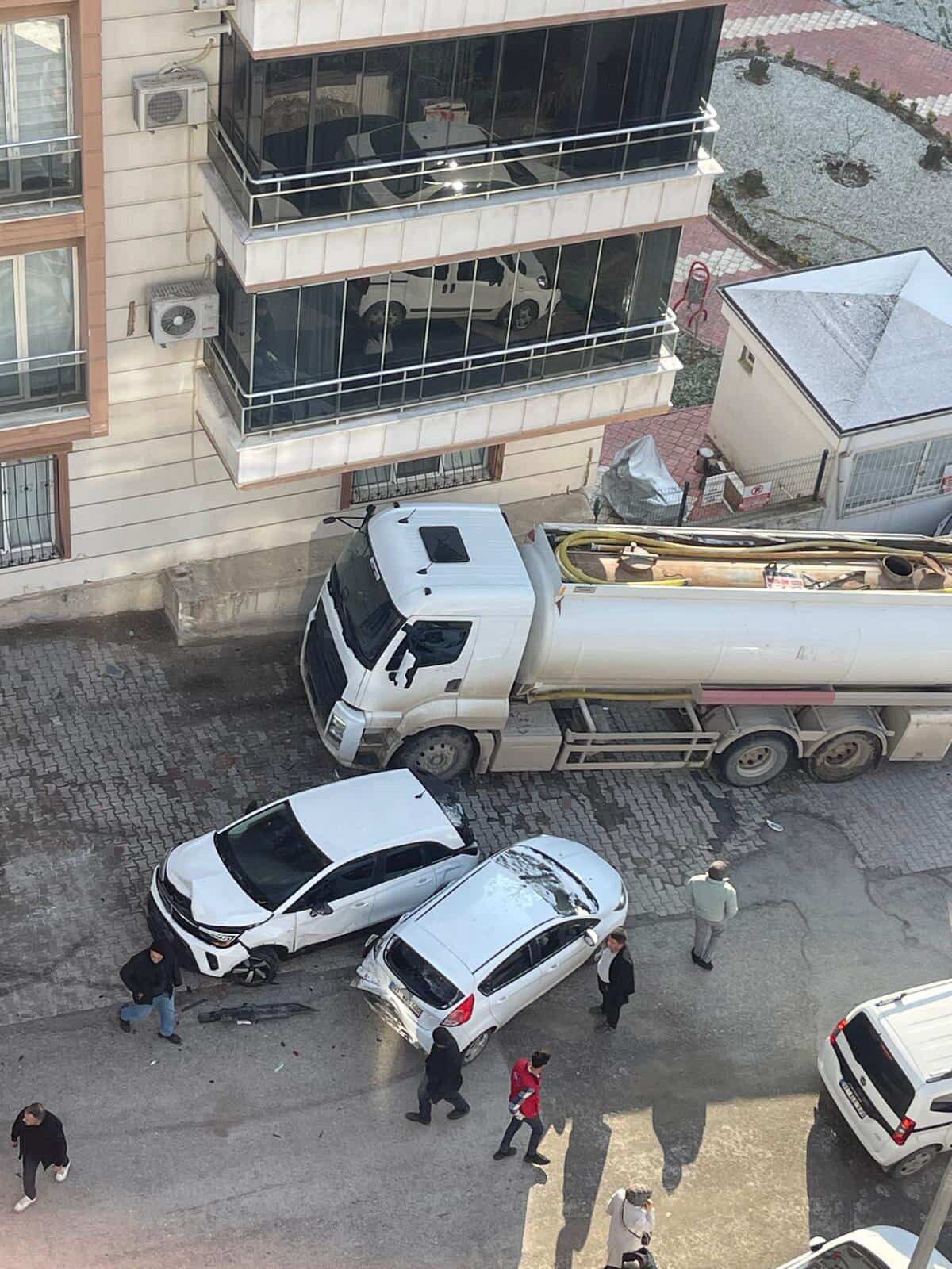 Freni Boşalan Akaryakıt Tankeri Dehşet Saçtı! Park Halindeki 8 Araç Hurdaya Döndü (2)