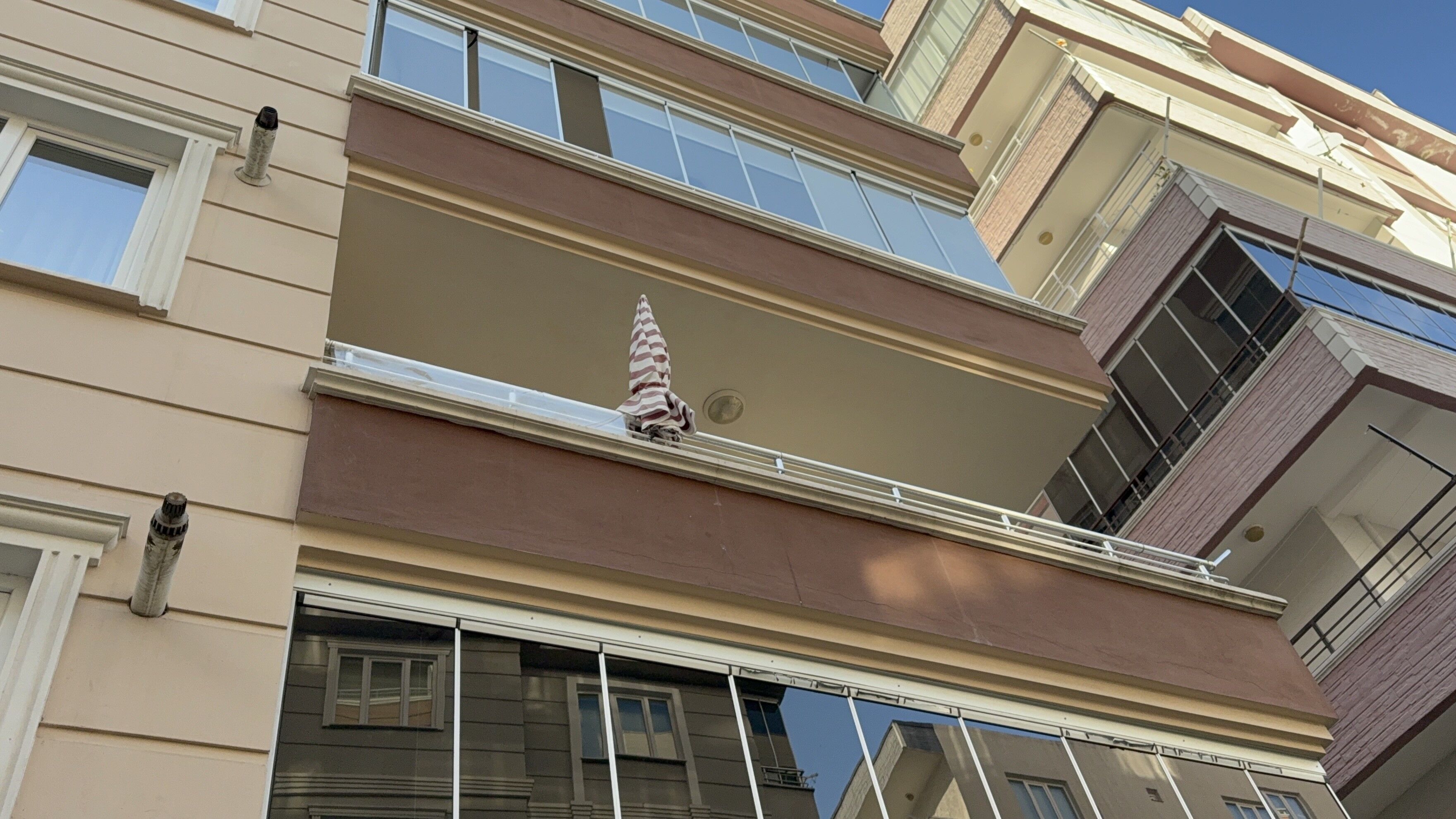 Gece Saatlerinde Feci Olay Balkondan Düşen Kadın Kurtarılamadı (6)