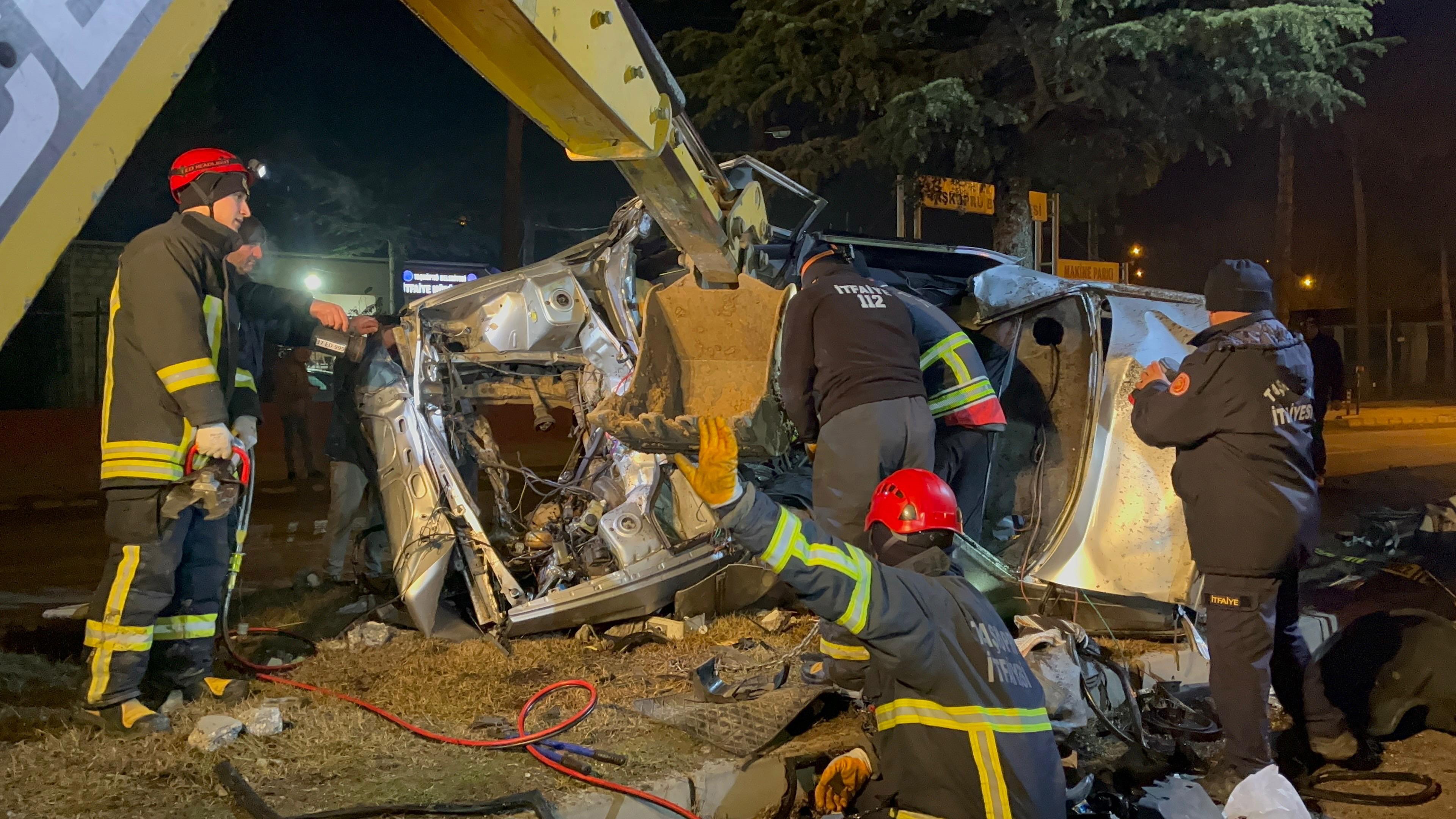Gecenin Karanliginda Feci Son Hurdaya Donen Aractan Cansiz Bedeni Zor Cikarildi (10)