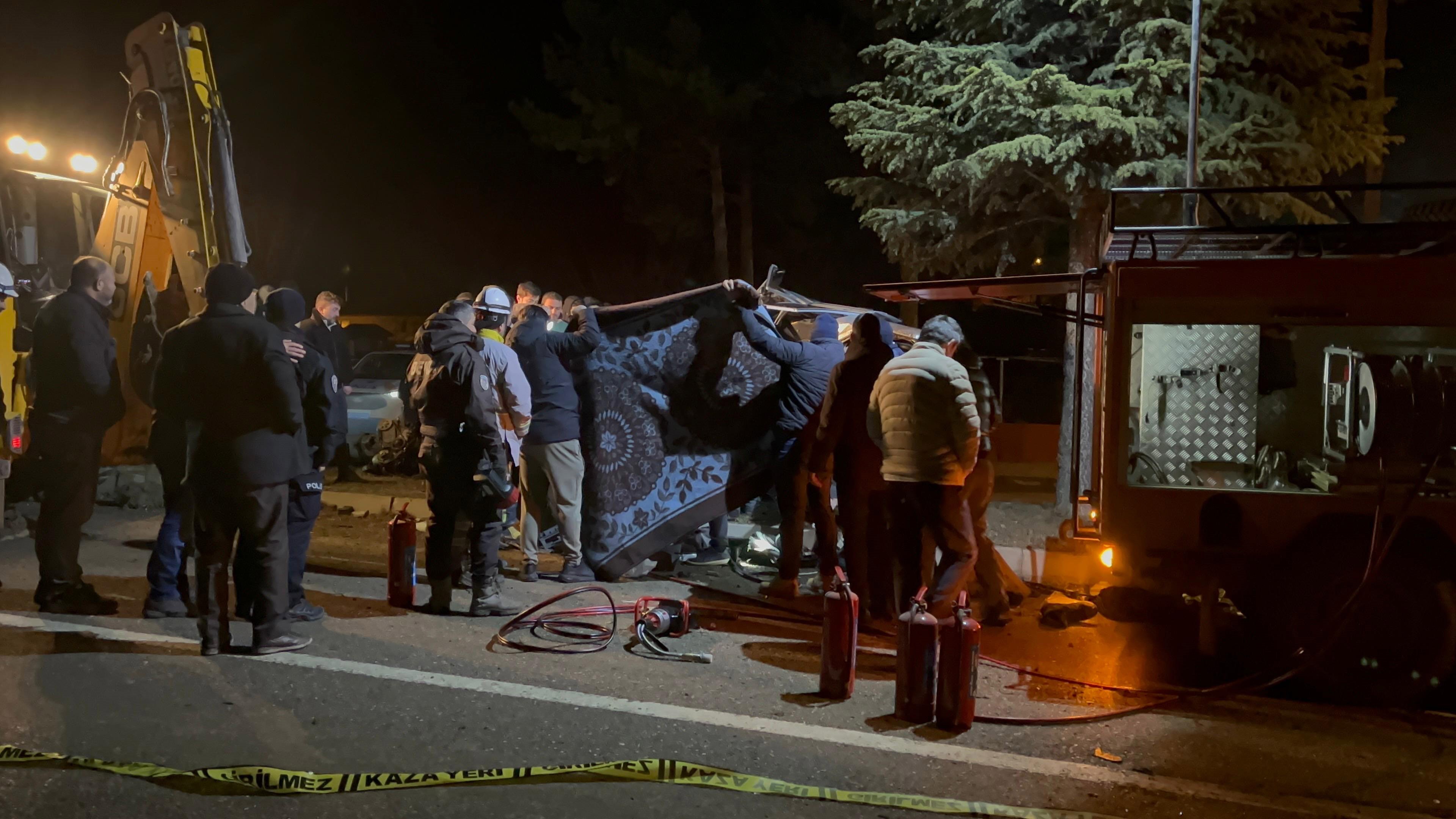 Gecenin Karanliginda Feci Son Hurdaya Donen Aractan Cansiz Bedeni Zor Cikarildi (5)