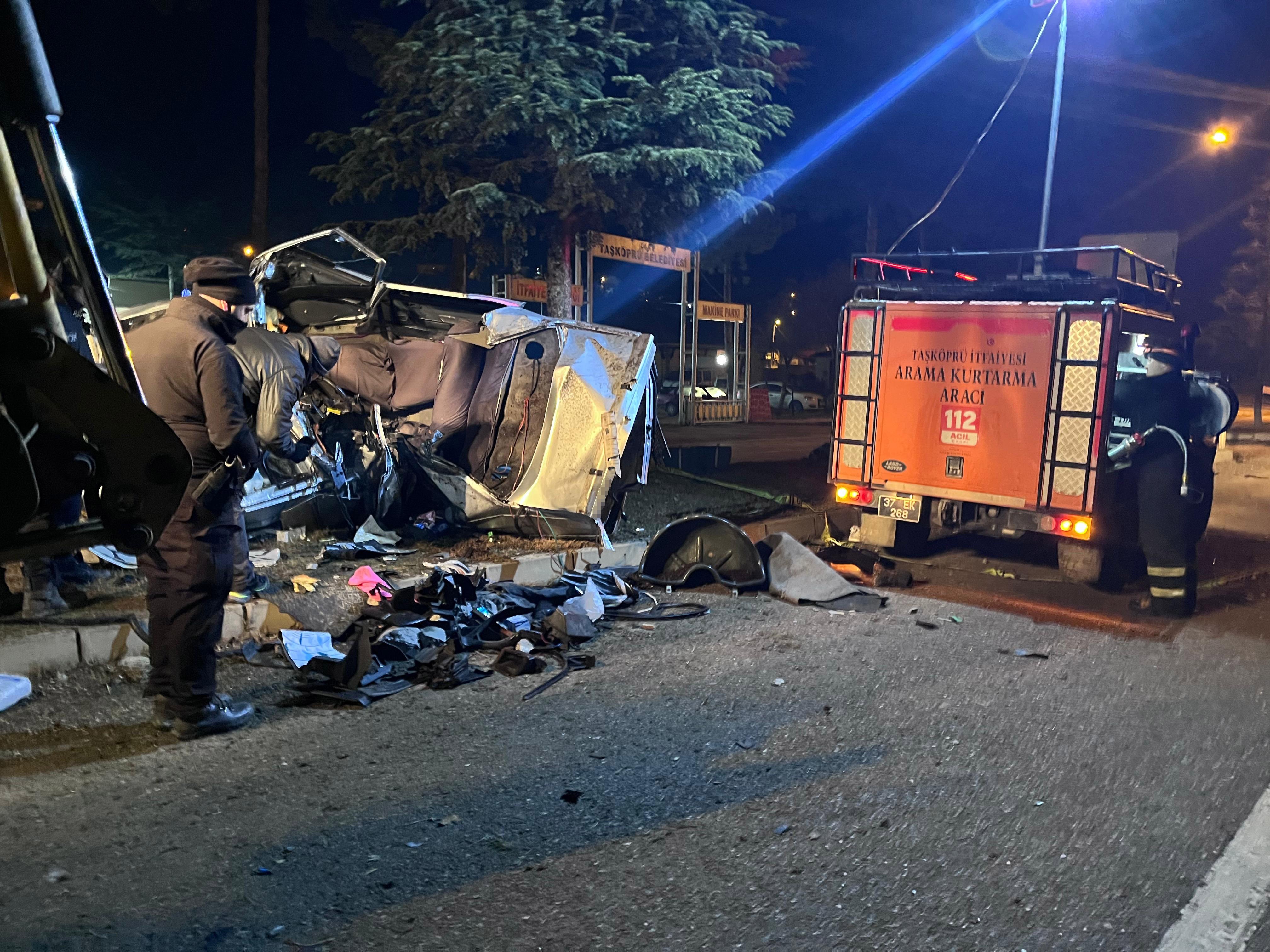 Gecenin Karanliginda Feci Son Hurdaya Donen Aractan Cansiz Bedeni Zor Cikarildi (6)