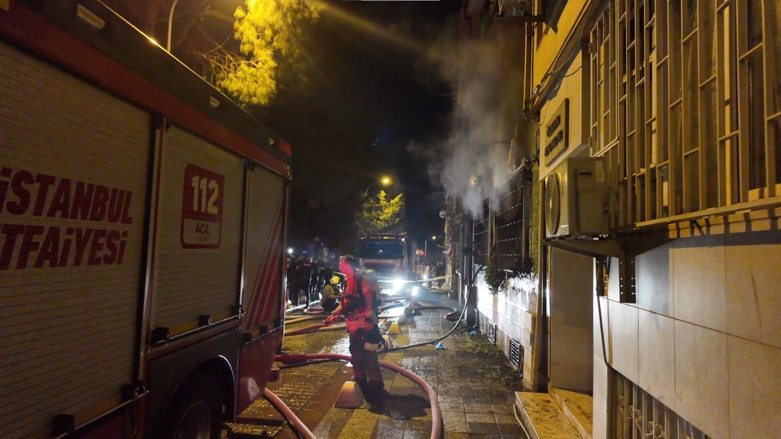 Giriş Katta Başladı, Binayı Sardı Korkunç Yangında 1’I Ağır 8 Kişi Yaralandı (2)