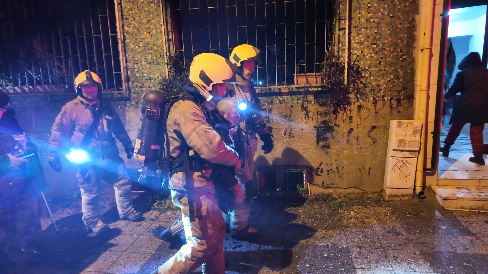 Giriş Katta Başladı, Binayı Sardı Korkunç Yangında 1’I Ağır 8 Kişi Yaralandı (3)