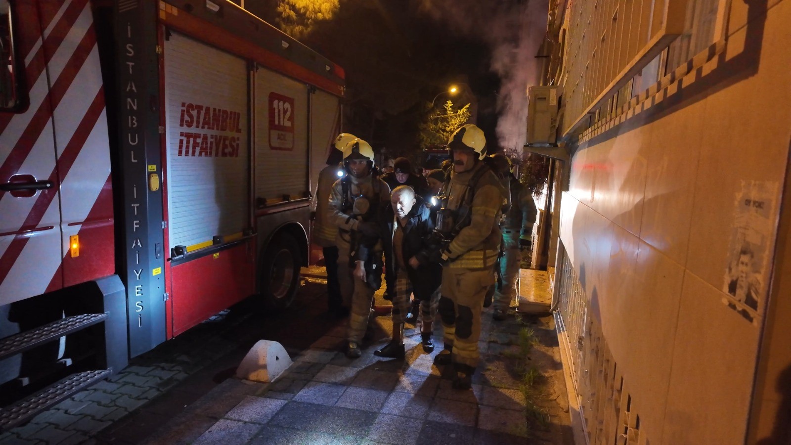 Giriş Katta Başladı, Binayı Sardı Korkunç Yangında 1’I Ağır 8 Kişi Yaralandı (5)