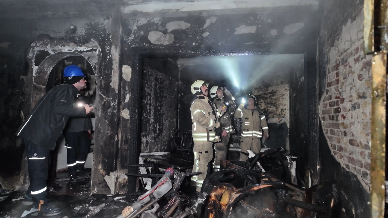 Giriş Katta Başladı, Binayı Sardı Korkunç Yangında 1’I Ağır 8 Kişi Yaralandı (6)