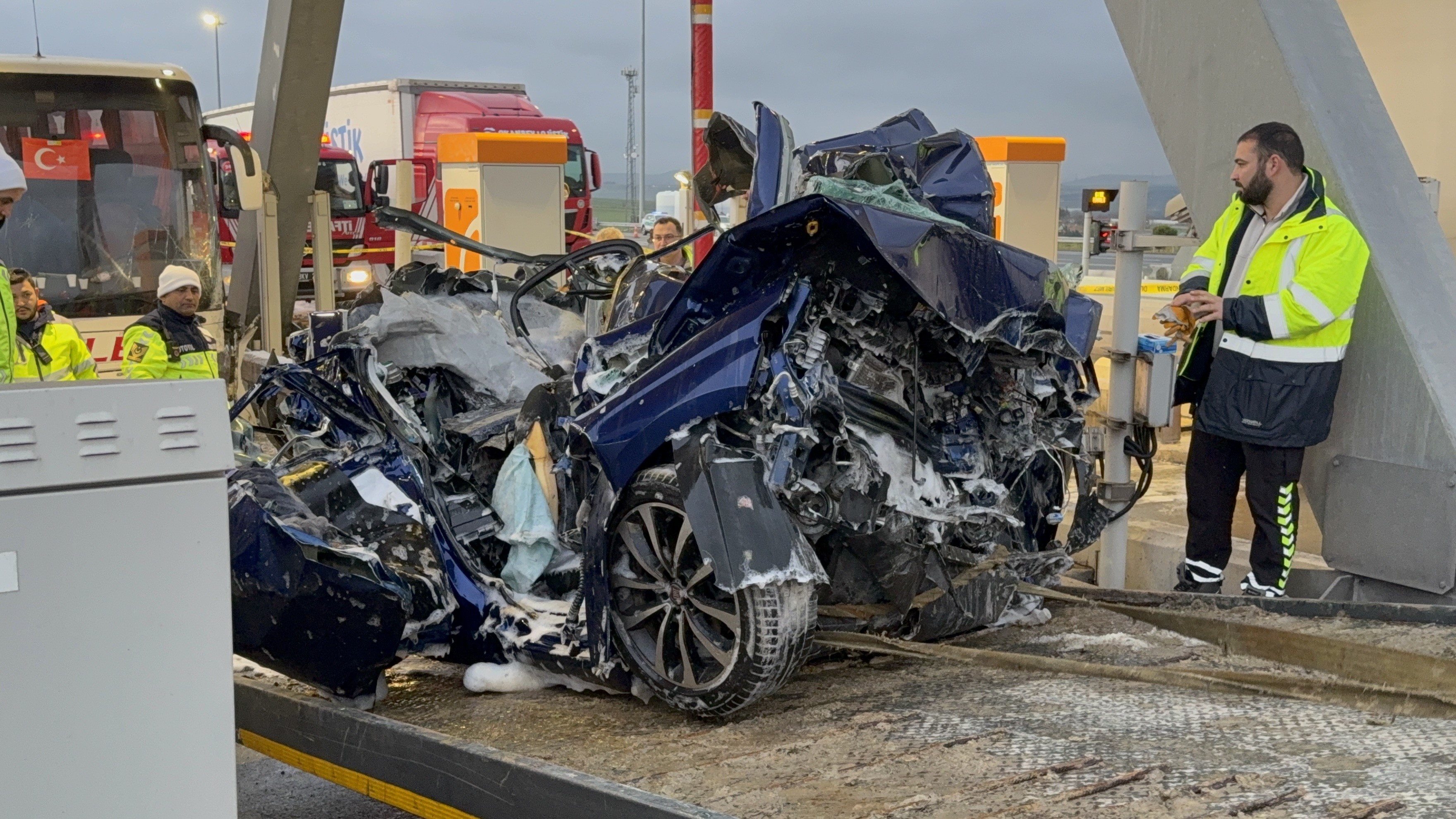 Gişelerde Korkunç Çarpışma Anne Baba Öldü, 16 Yaşındaki Çocuk Ağır Yaralı (2)