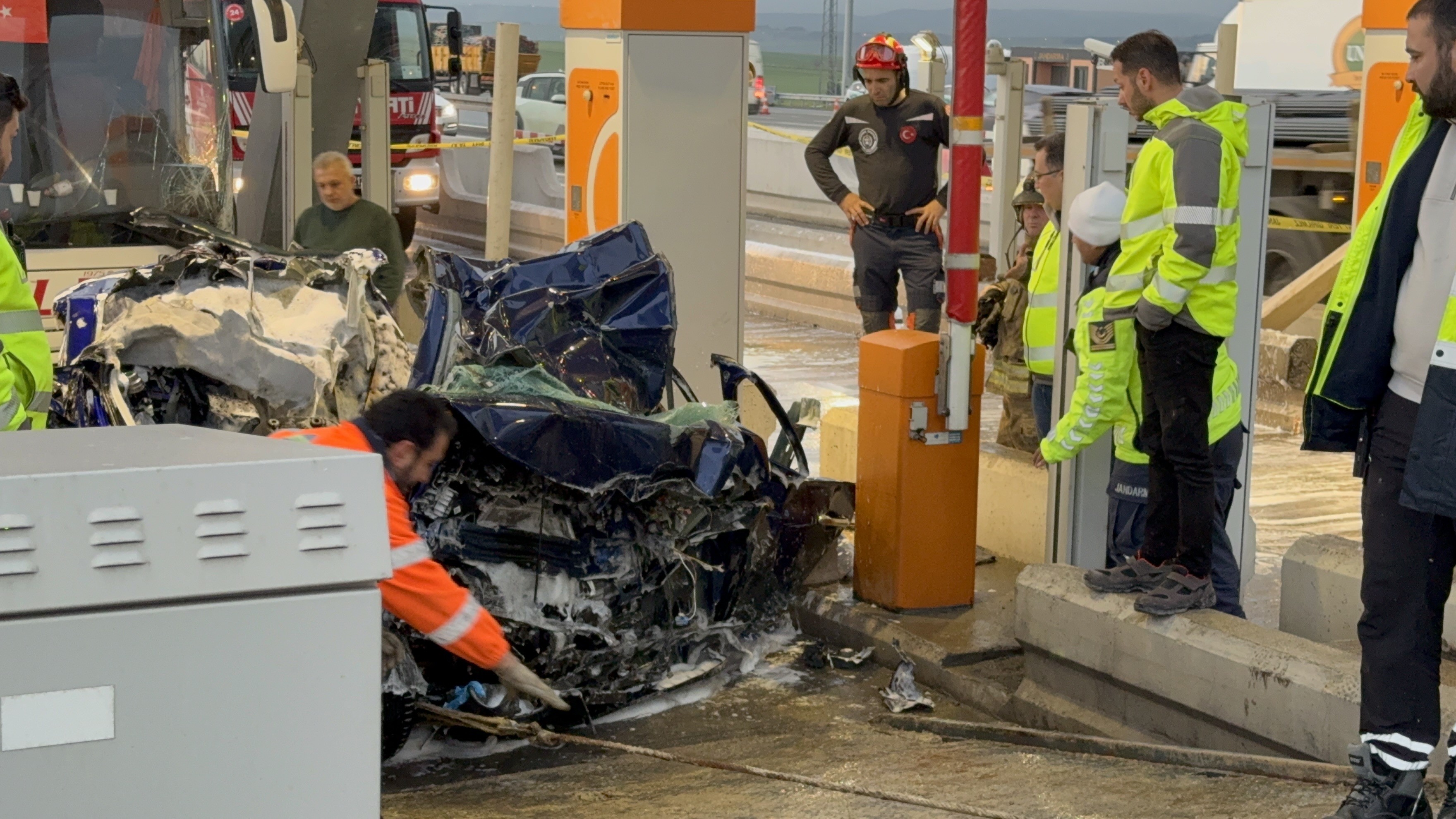 Gişelerde Korkunç Çarpışma Anne Baba Öldü, 16 Yaşındaki Çocuk Ağır Yaralı (3)