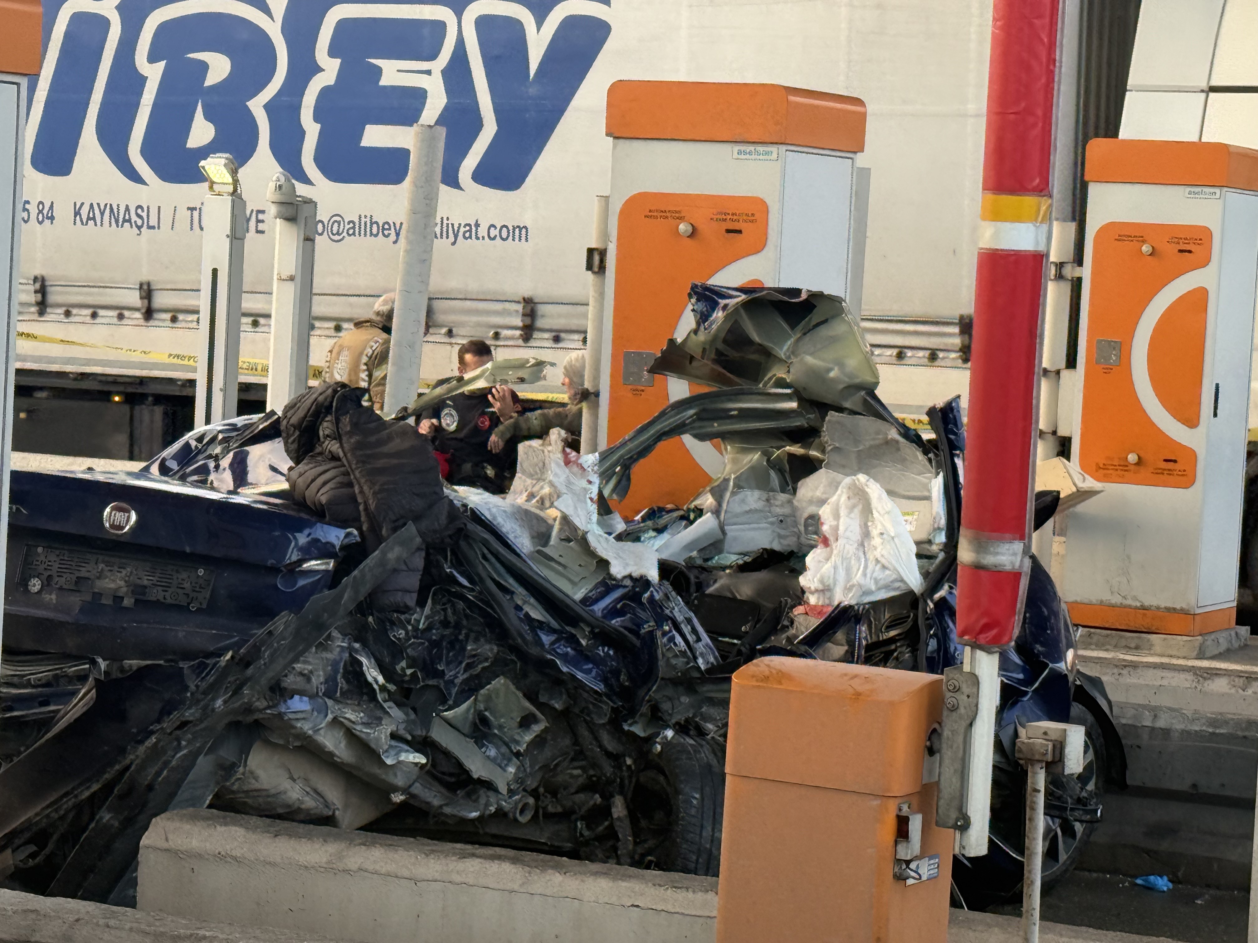 Gişelerde Korkunç Çarpışma Anne Baba Öldü, 16 Yaşındaki Çocuk Ağır Yaralı (4)
