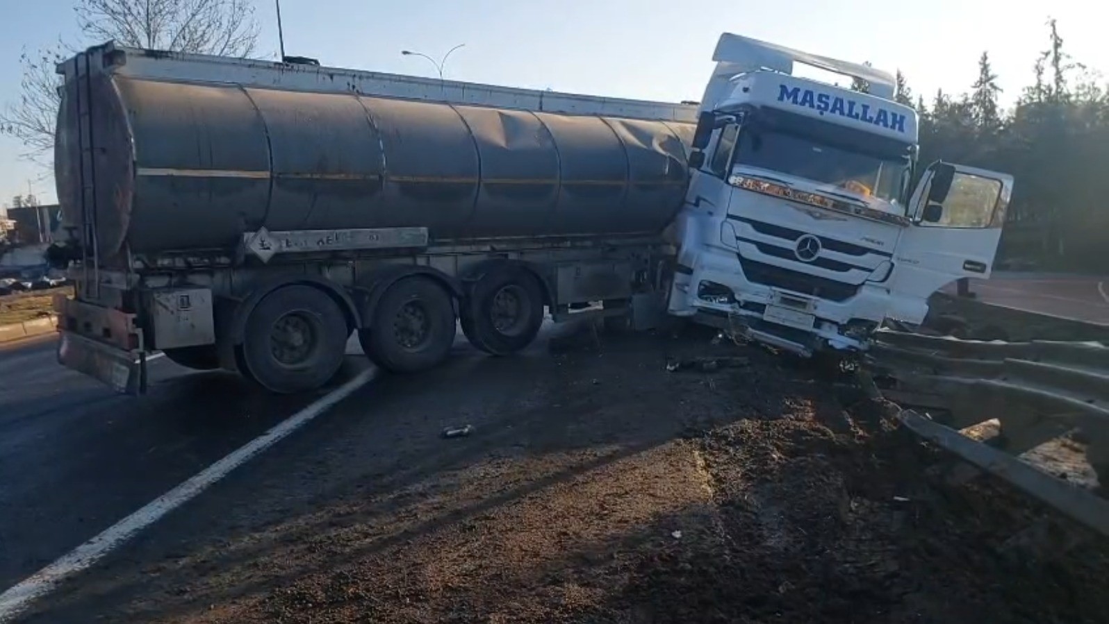 Gizli Buzlanma Can Aldı Tır Ve Otomobiller Çarpıştı, 2 Kişi Hayatını Kaybetti (3)