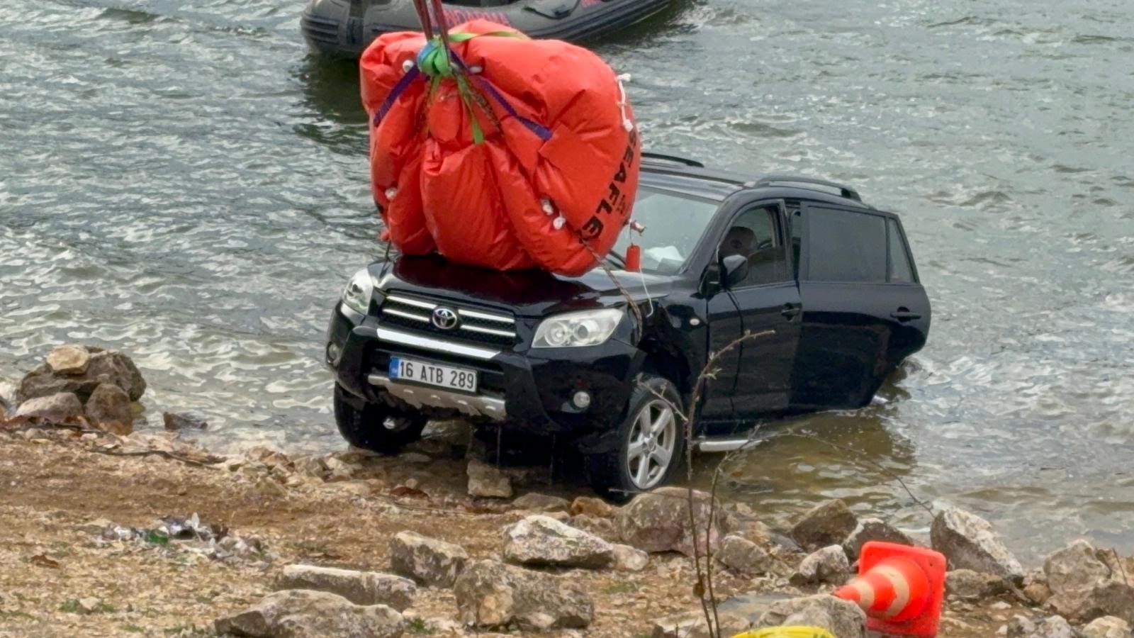 Göletteki Sır Perdesi Aralanıyor Cenazesi Bulunan Elif Kumal’ın Aracı Sudan Çıkarıldı (3)