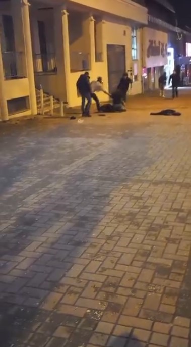 Gorenler Dehsete Dustu Sokak Ortasinda Cakili Kavga 2 Genc Yaralandi (2)