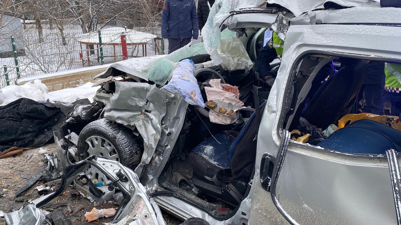 Hafif Ticari Araç Tıra Ok Gibi Saplandı Karı Koca Olay Yerinde Öldü (2)