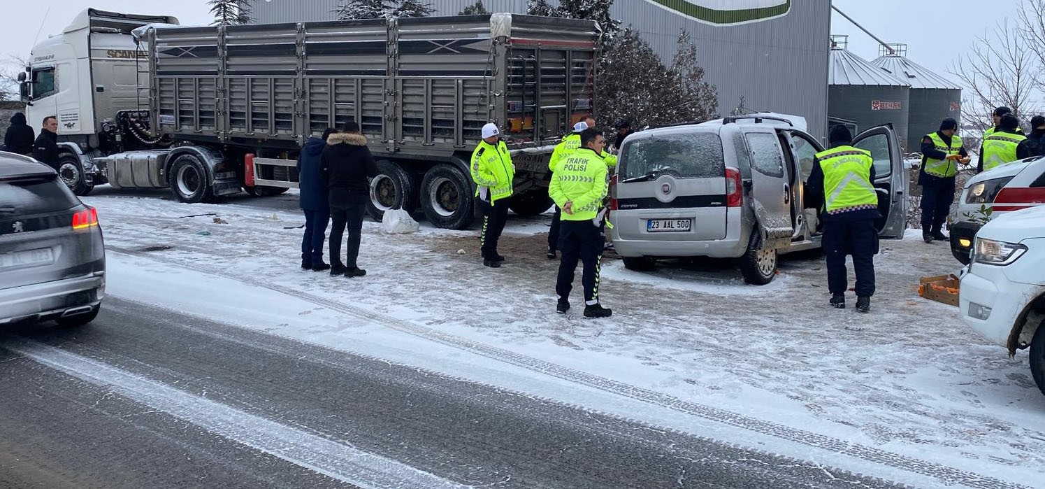 Hafif Ticari Araç Tıra Ok Gibi Saplandı Karı Koca Olay Yerinde Öldü (3)