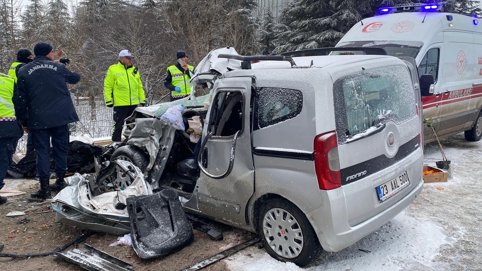 Hafif Ticari Araç Tıra Ok Gibi Saplandı Karı Koca Olay Yerinde Öldü (6)