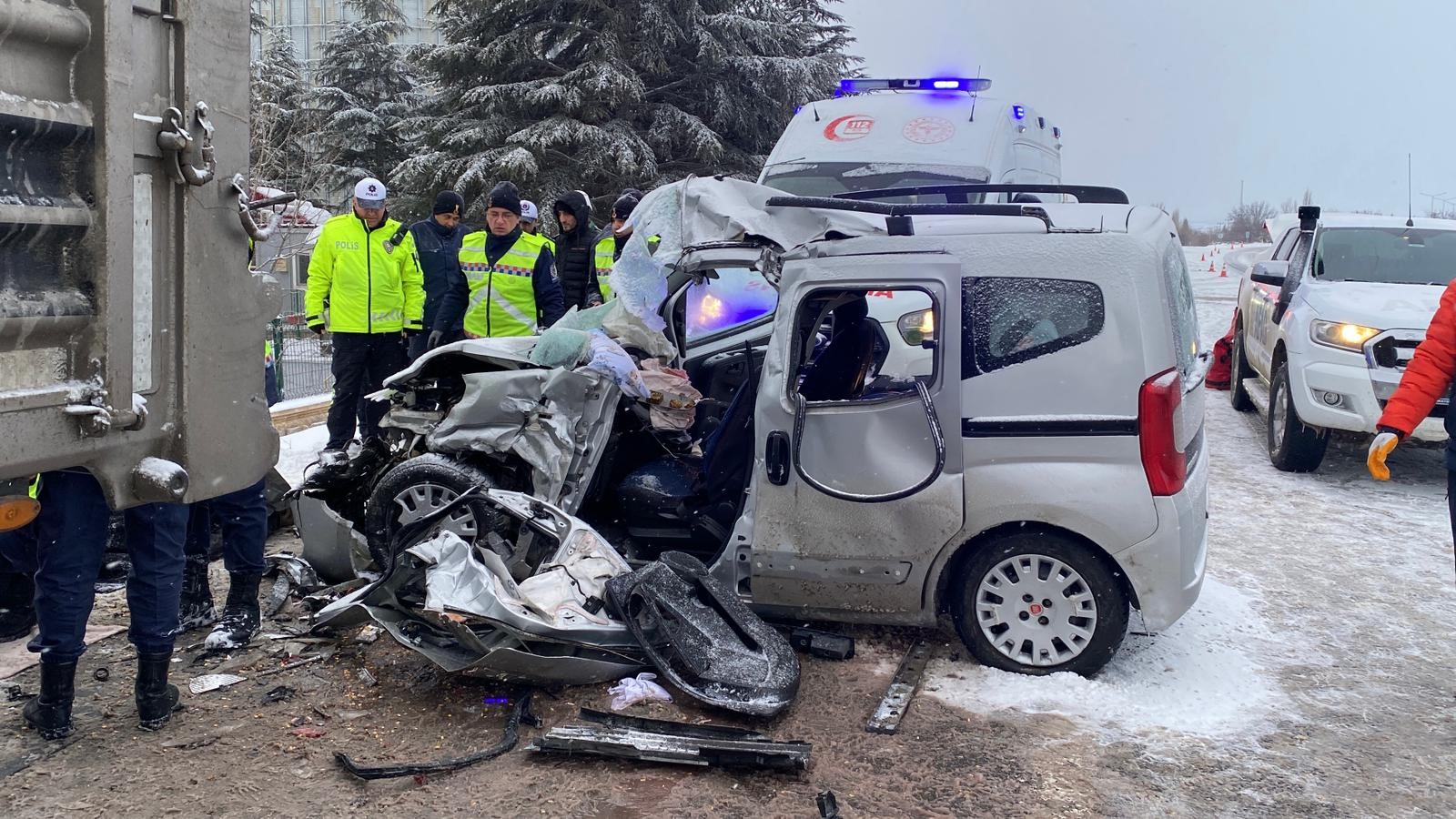 Hafif Ticari Araç Tıra Ok Gibi Saplandı Karı Koca Olay Yerinde Öldü (8)