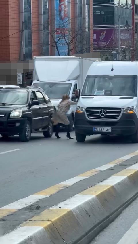 Hakaret Edildi, Aracından Inip Saldırdı O Anlar Kamerada (2)