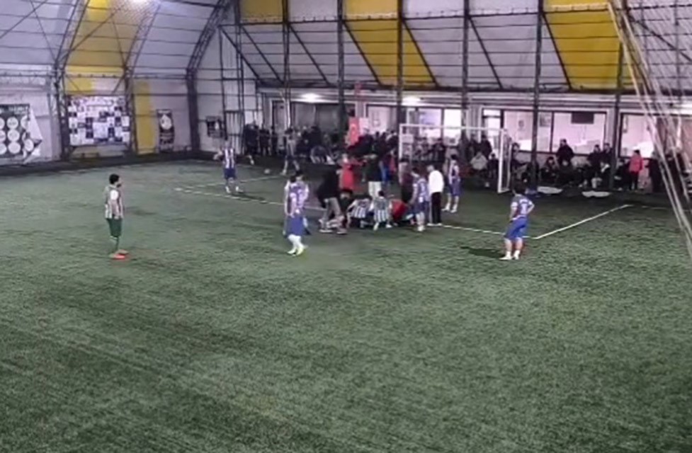 Halı Sahada Nefes Kesen Anlar Dili Boğazına Kaçtı, Hakem Müdahalesiyle Kurtuldu (2)