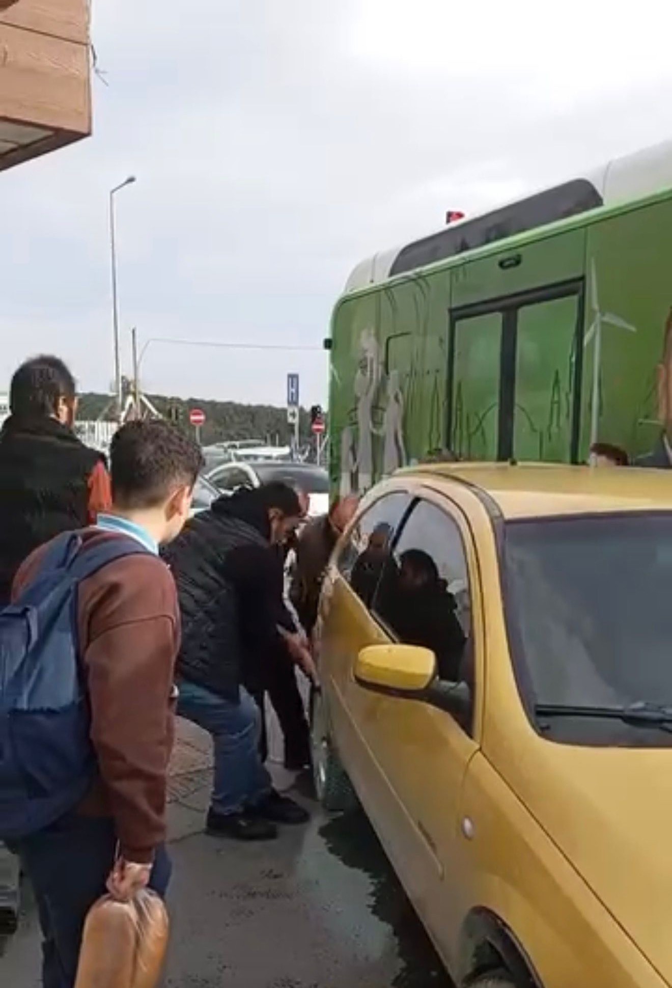 Hatalı Parka Vatandaş Müdahalesi Otomobili Kaldırıp Yolu Açtılar (2)