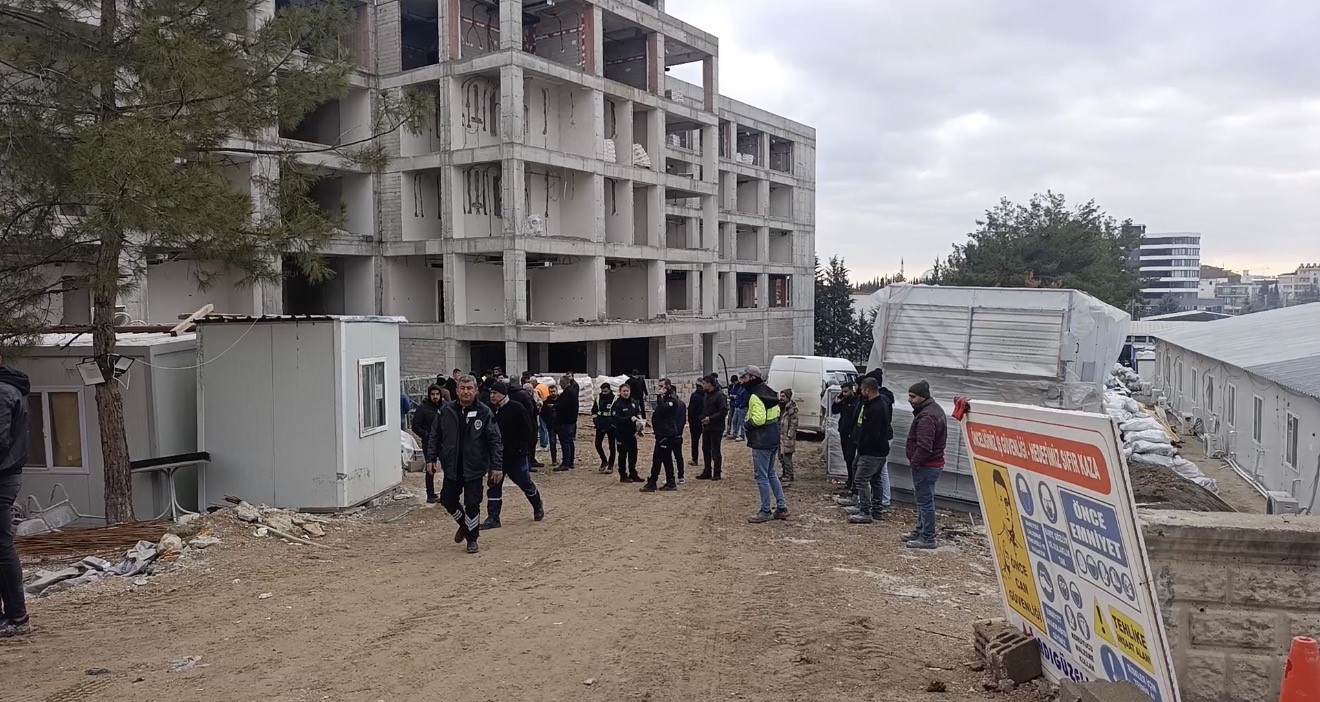 İş Makinesi Ölüm Saçtı 33 Yaşındaki Işçi Hayatını Kaybetti (2)