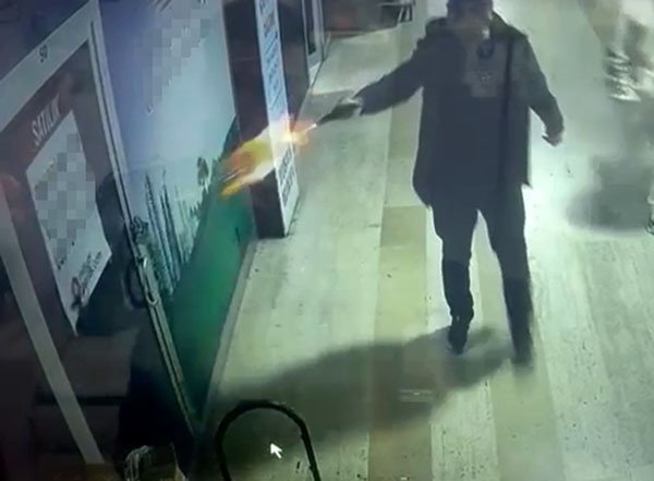 İş Yerini Mermi Yağmuruna Tuttu! Rahatlığı Pes Dedirtti, Korkunç Anlar Kamerada (2)