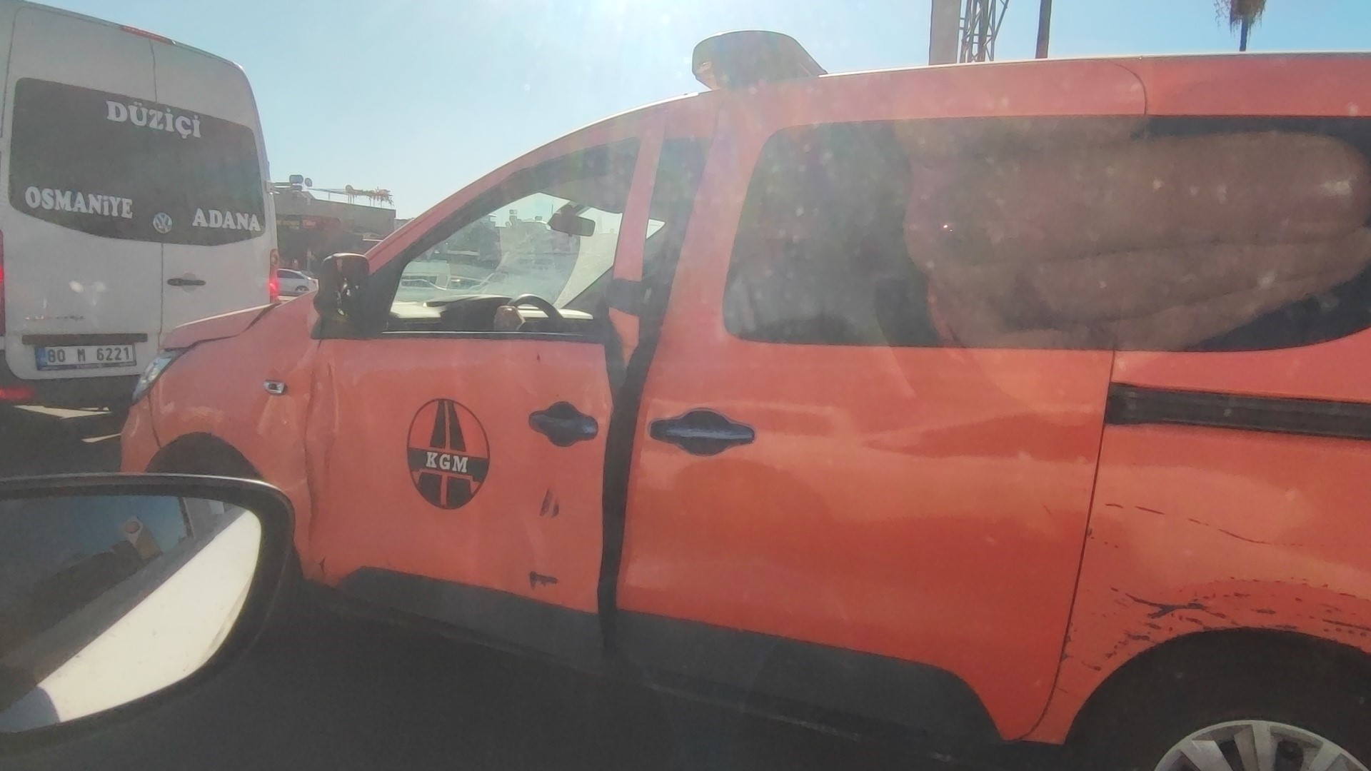 Kamu Aracında Skandal Görüntü Emniyet Kemeri Kapıya Takıldı (2)