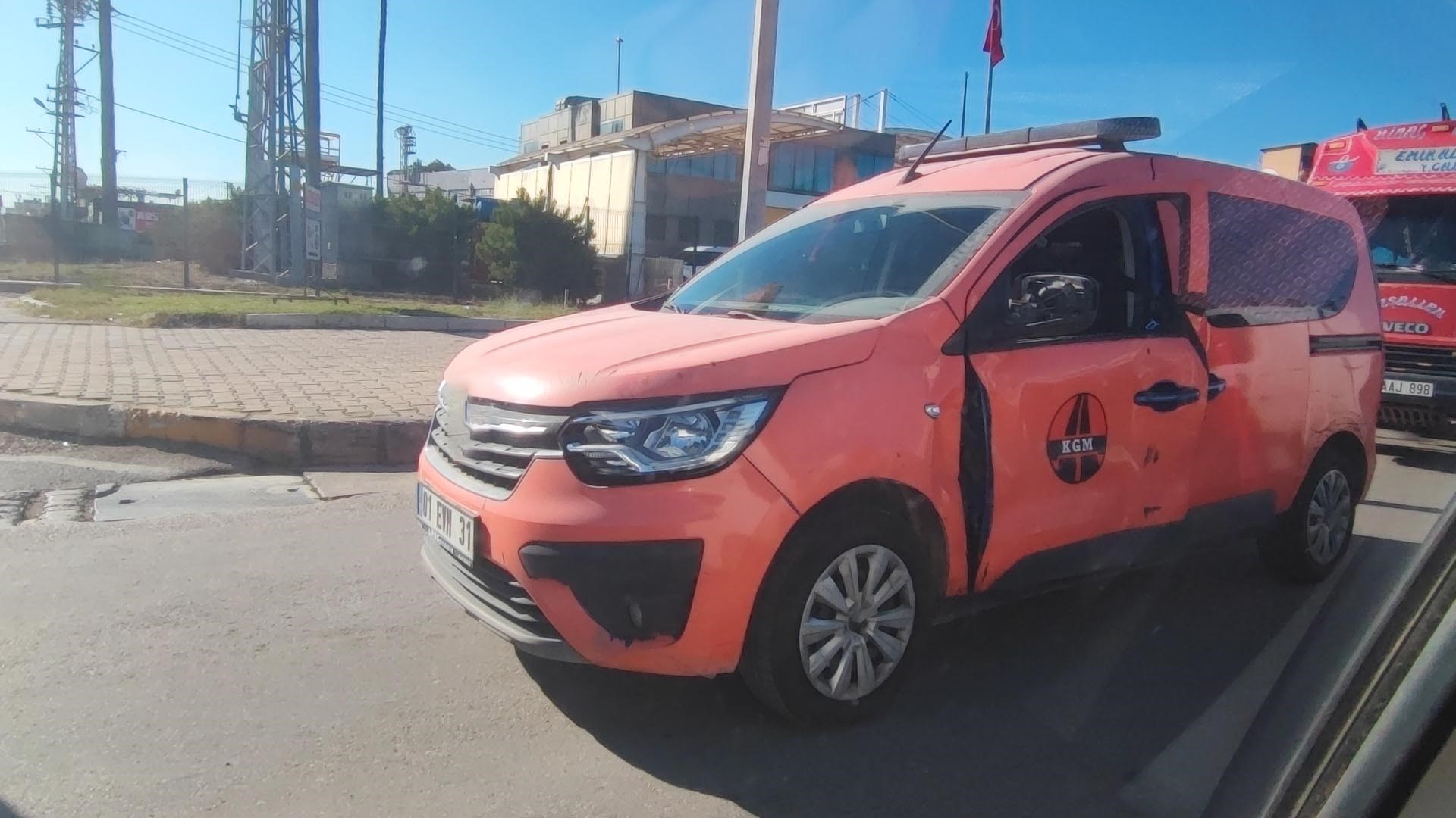 Kamu Aracında Skandal Görüntü Emniyet Kemeri Kapıya Takıldı (3)