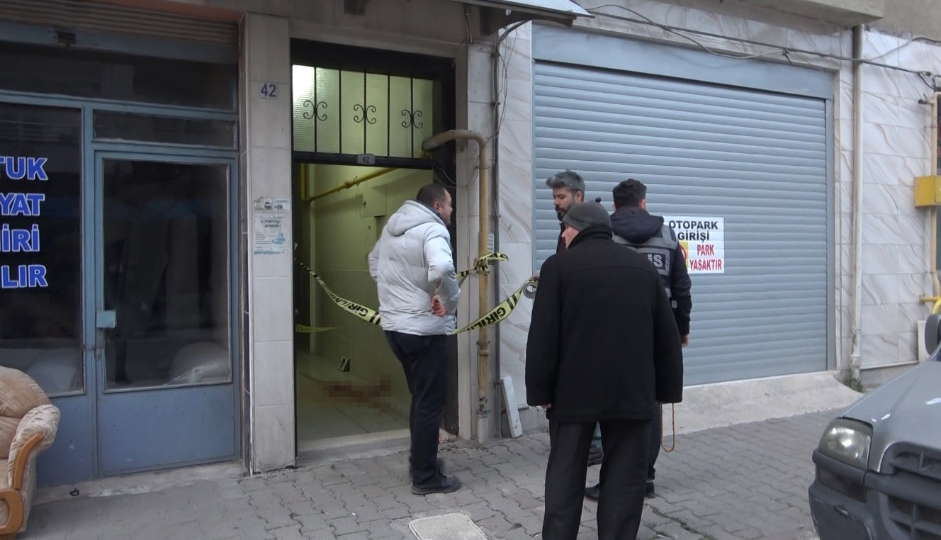 Kan Donduran Olay Apartman Girişinde Ölü Bulundu, Kan Izleri Gerçeği Ortaya Çıkardı (2)