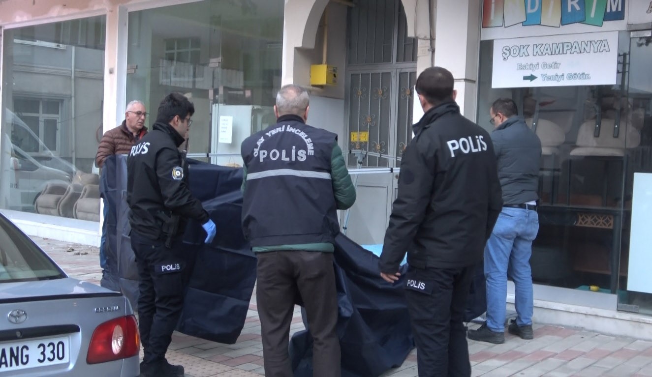 Kan Donduran Olay Apartman Girişinde Ölü Bulundu, Kan Izleri Gerçeği Ortaya Çıkardı (5)