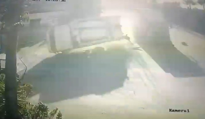 Karayolunda Korku Dolu Anlar! Belediye Çöp Kamyonu Kaza Yaptı; 1’I Ağır 3 Yaralı (11)