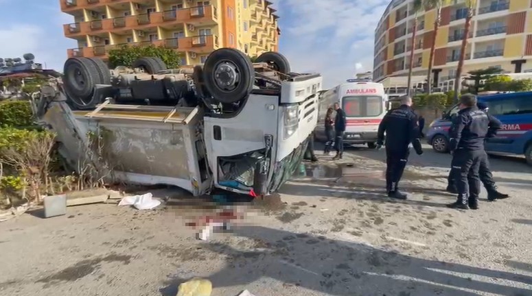 Karayolunda Korku Dolu Anlar! Belediye Çöp Kamyonu Kaza Yaptı; 1’I Ağır 3 Yaralı (12)