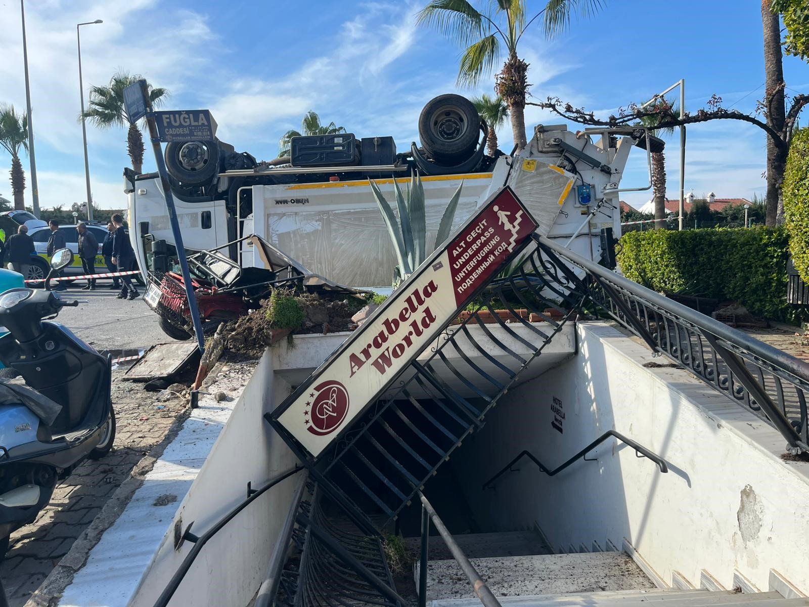 Karayolunda Korku Dolu Anlar! Belediye Çöp Kamyonu Kaza Yaptı; 1’I Ağır 3 Yaralı (2)