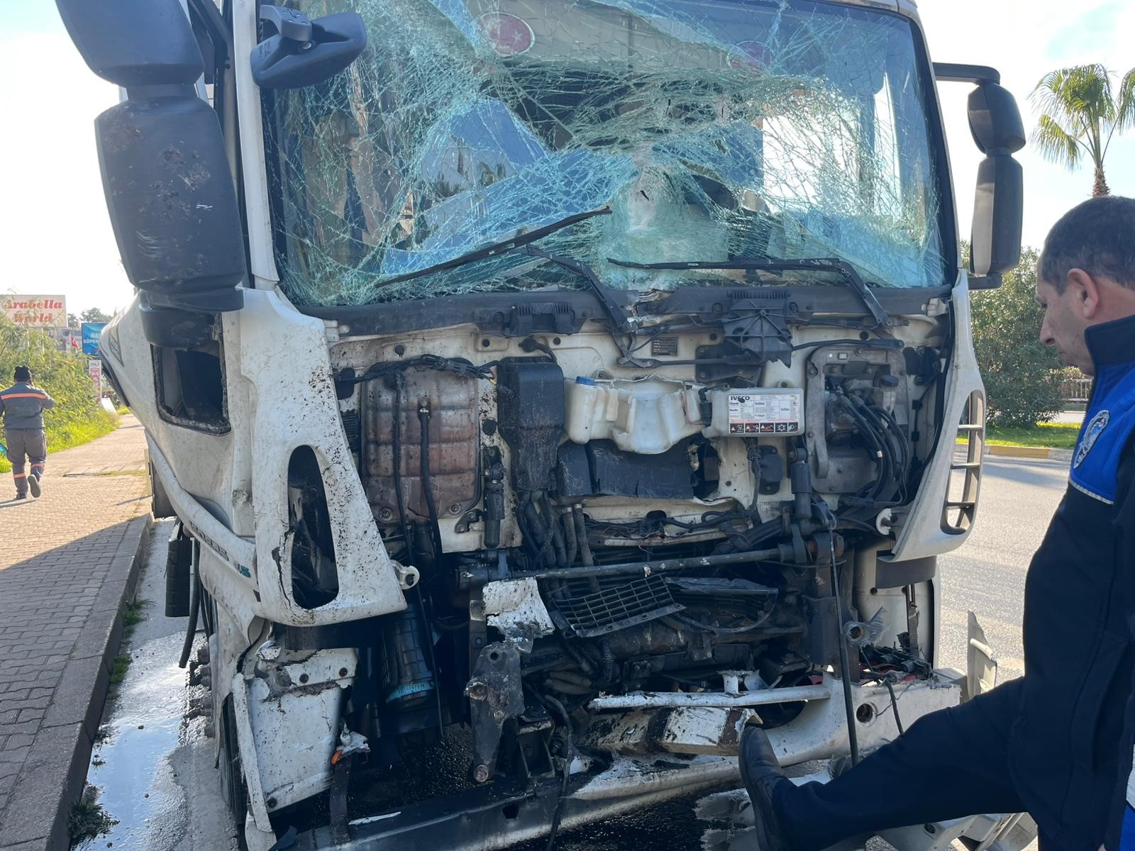 Karayolunda Korku Dolu Anlar! Belediye Çöp Kamyonu Kaza Yaptı; 1’I Ağır 3 Yaralı (3)