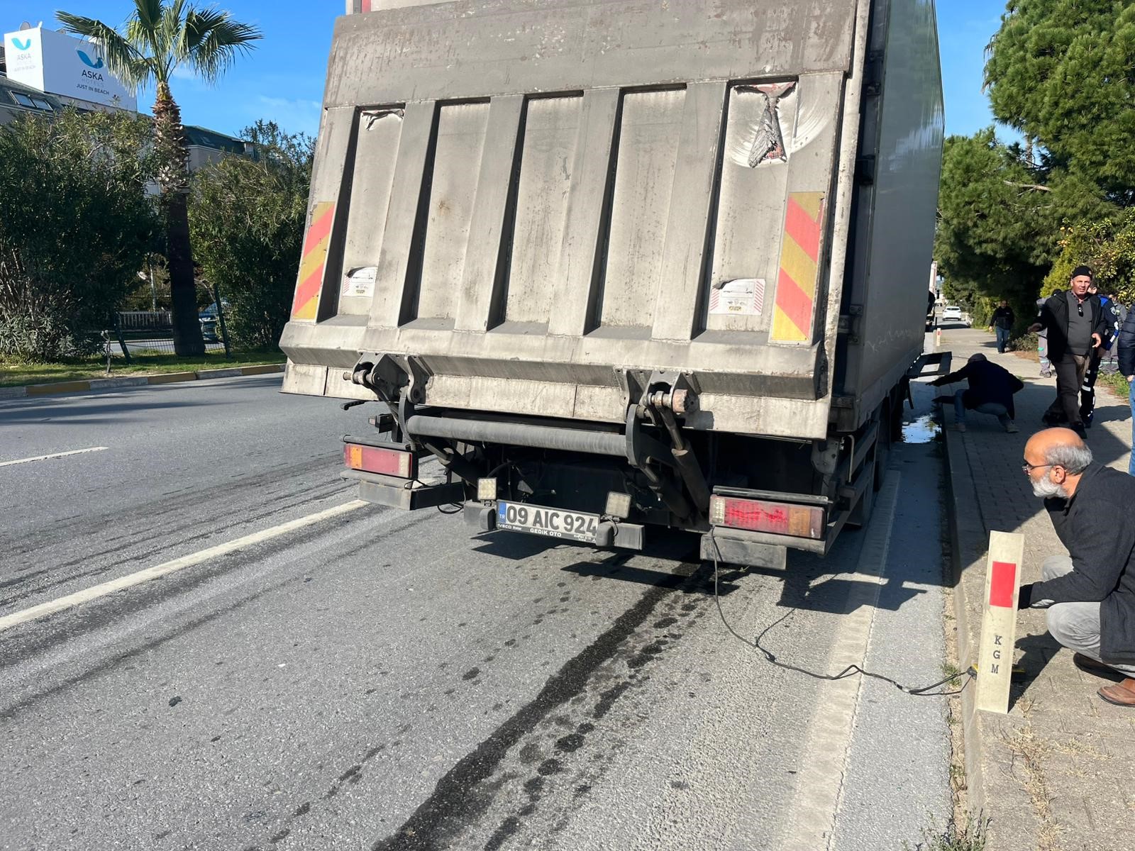 Karayolunda Korku Dolu Anlar! Belediye Çöp Kamyonu Kaza Yaptı; 1’I Ağır 3 Yaralı (4)