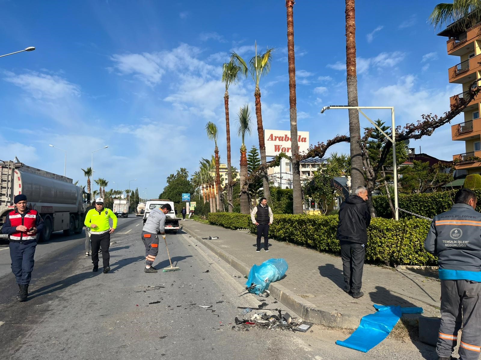 Karayolunda Korku Dolu Anlar! Belediye Çöp Kamyonu Kaza Yaptı; 1’I Ağır 3 Yaralı (5)