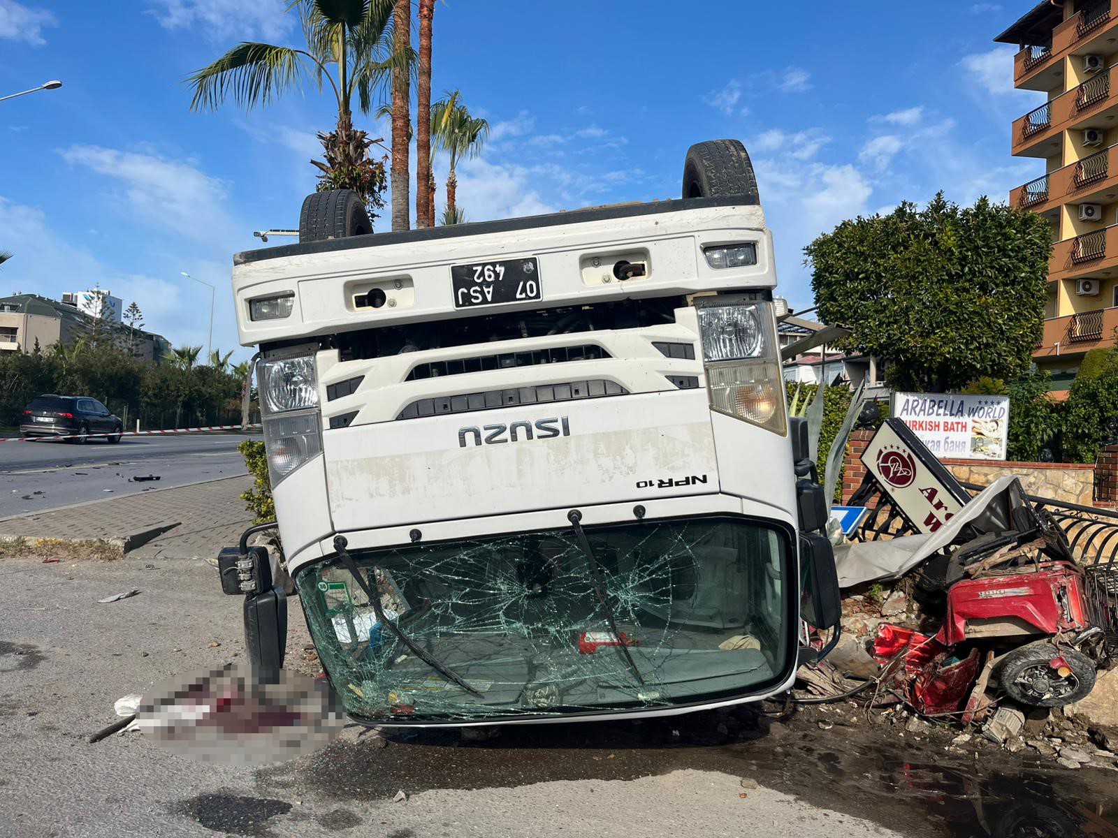 Karayolunda Korku Dolu Anlar! Belediye Çöp Kamyonu Kaza Yaptı; 1’I Ağır 3 Yaralı (8)