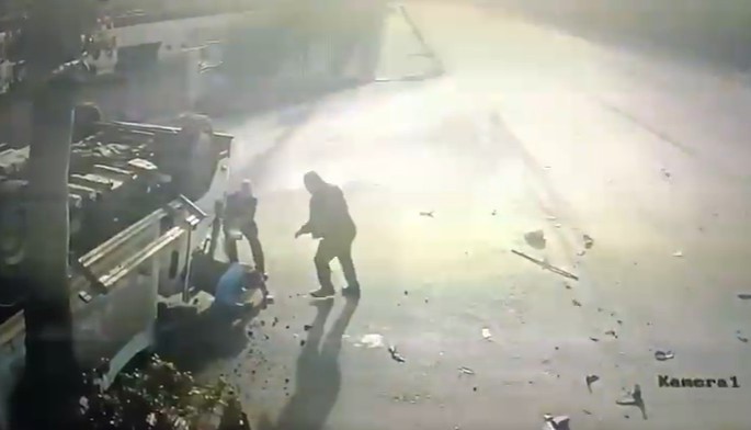 Karayolunda Korku Dolu Anlar! Belediye Çöp Kamyonu Kaza Yaptı; 1’I Ağır 3 Yaralı (9)