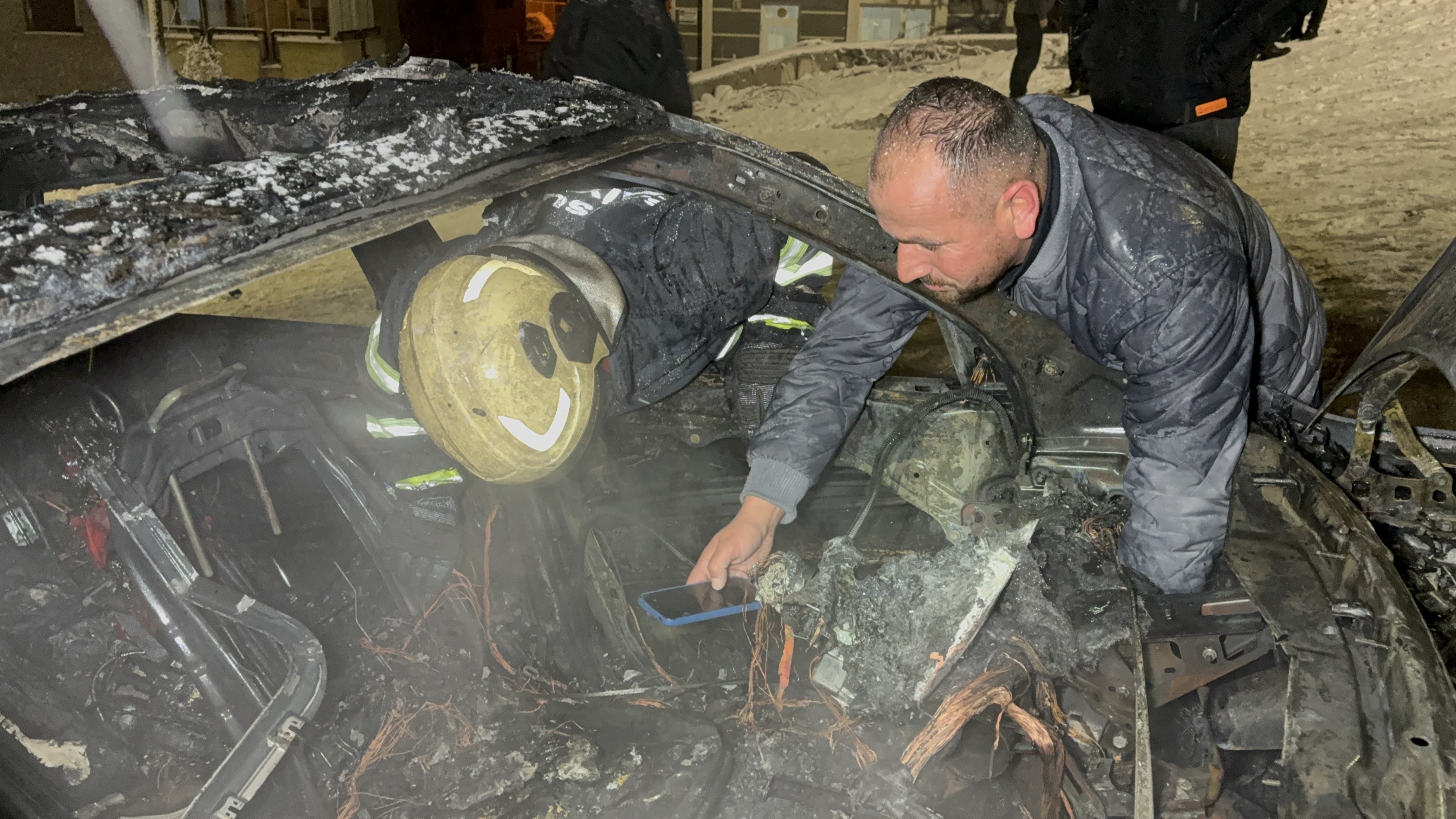 Karla Mücadele Ederken Yangın Çıktı Otomobil Kullanılamaz Hale Geldi (4)