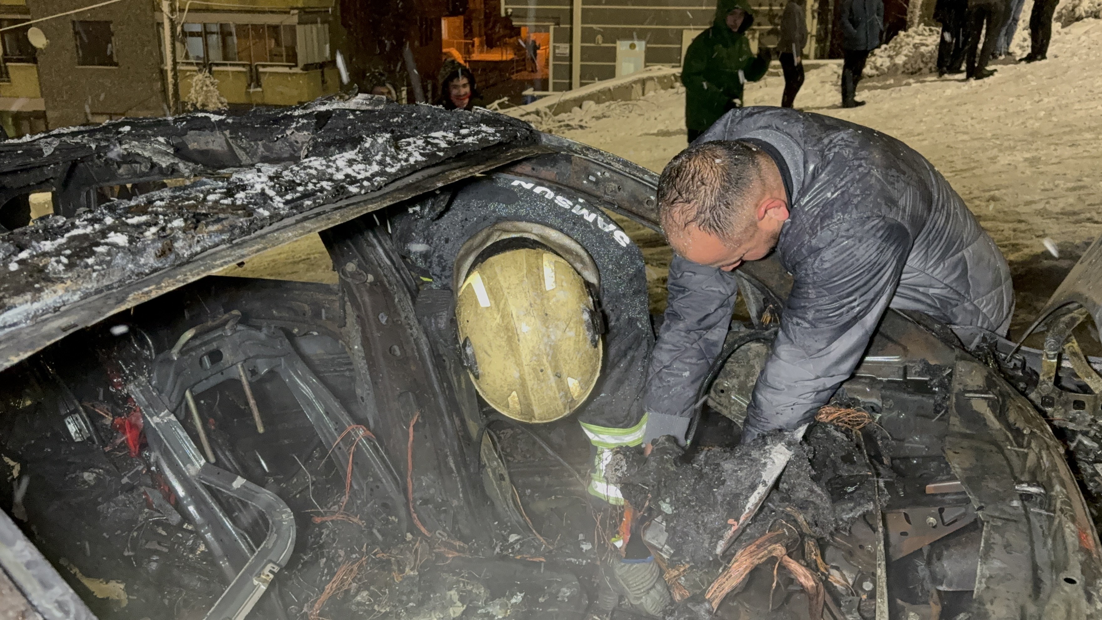 Karla Mücadele Ederken Yangın Çıktı Otomobil Kullanılamaz Hale Geldi (5)